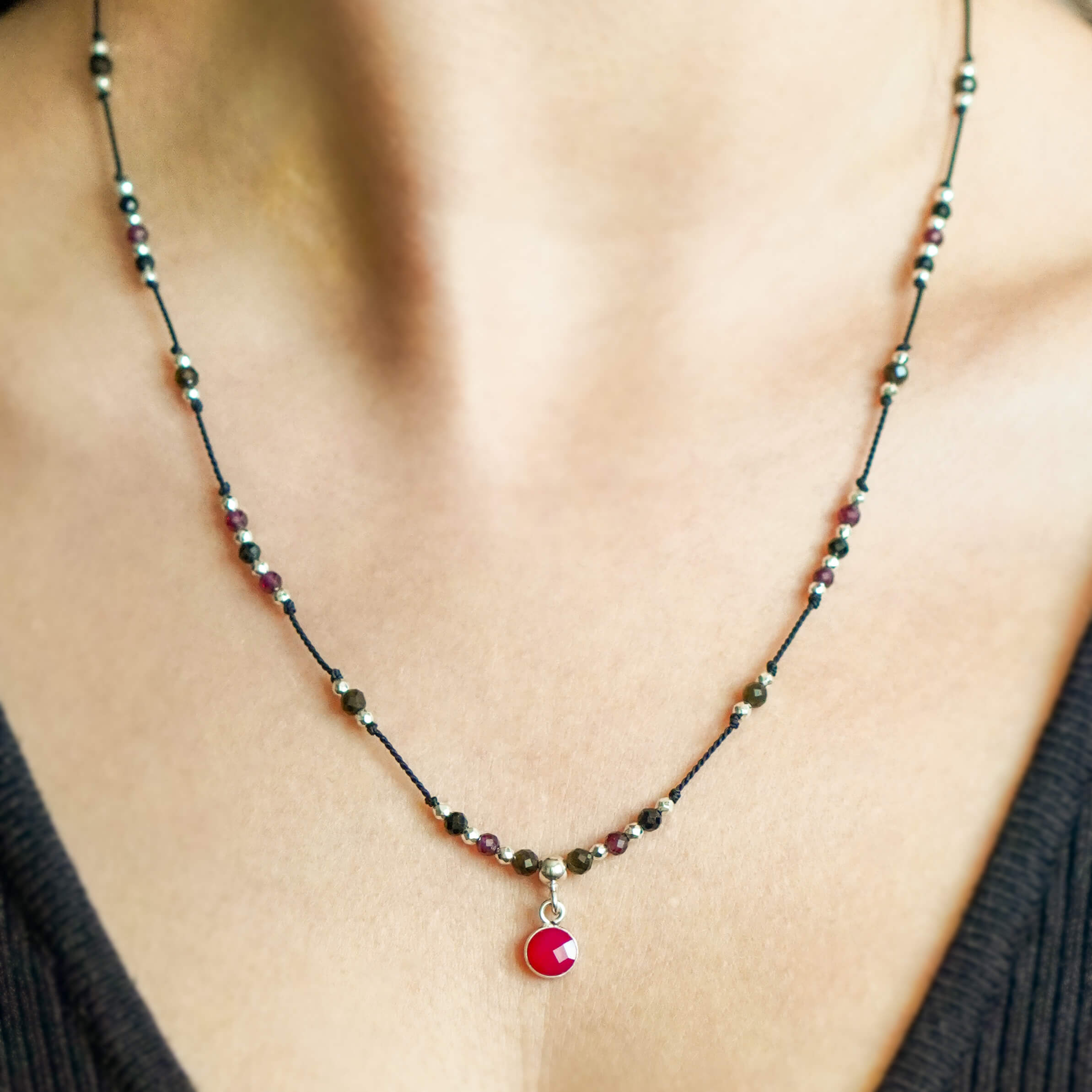 Regulowany naszyjnik na czarnej nici z kamieniami ochronnymi