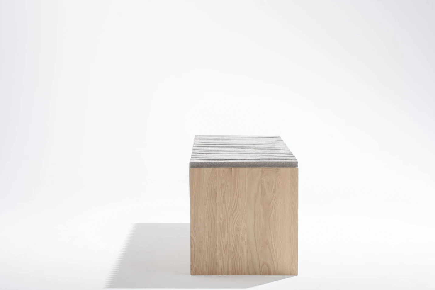 Banc en bois massif avec assise nervurée, vue frontale sur fond blanc