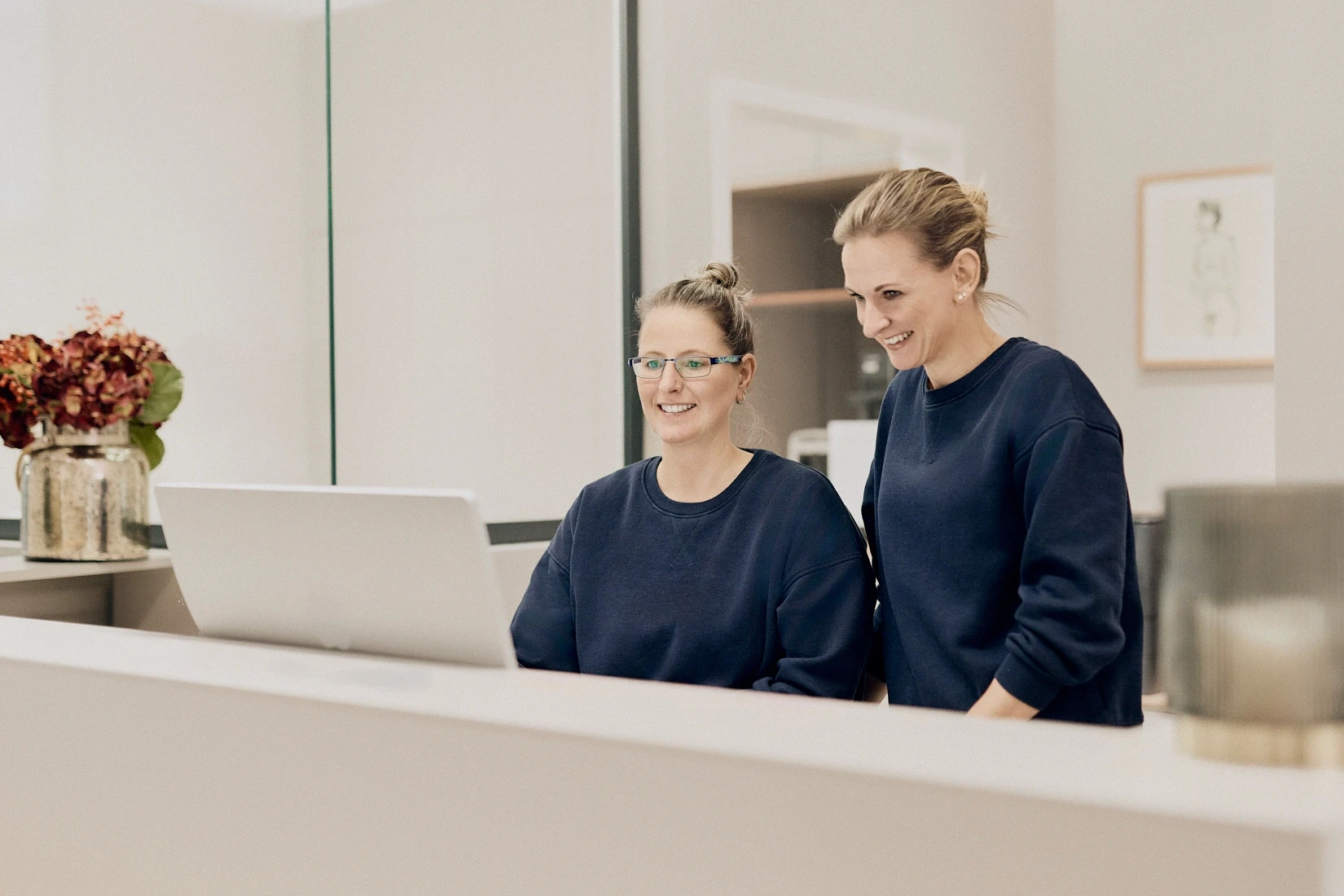 Susann und Karolin am Empfang der Frauenarztpraxis Dr med. Angela Lauten in Erfurt 