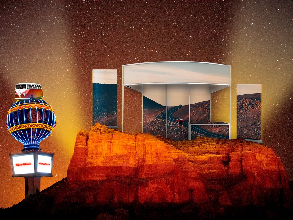 Montaje surrealista con paisaje desértico, estructura futurista y furgoneta vintage iluminada bajo un cielo estrellado.