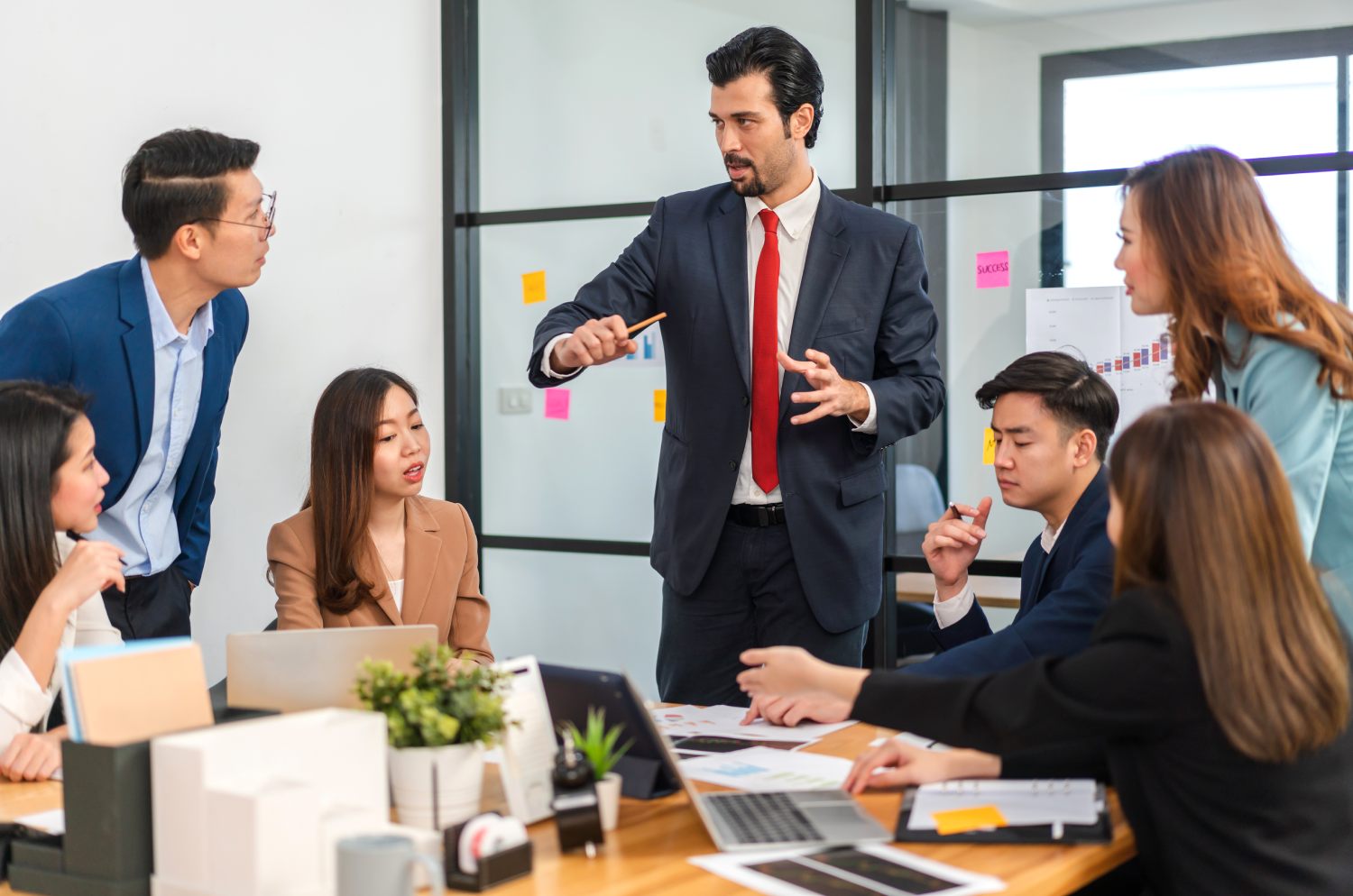 estabelecer novas práticas e padrões na indústria