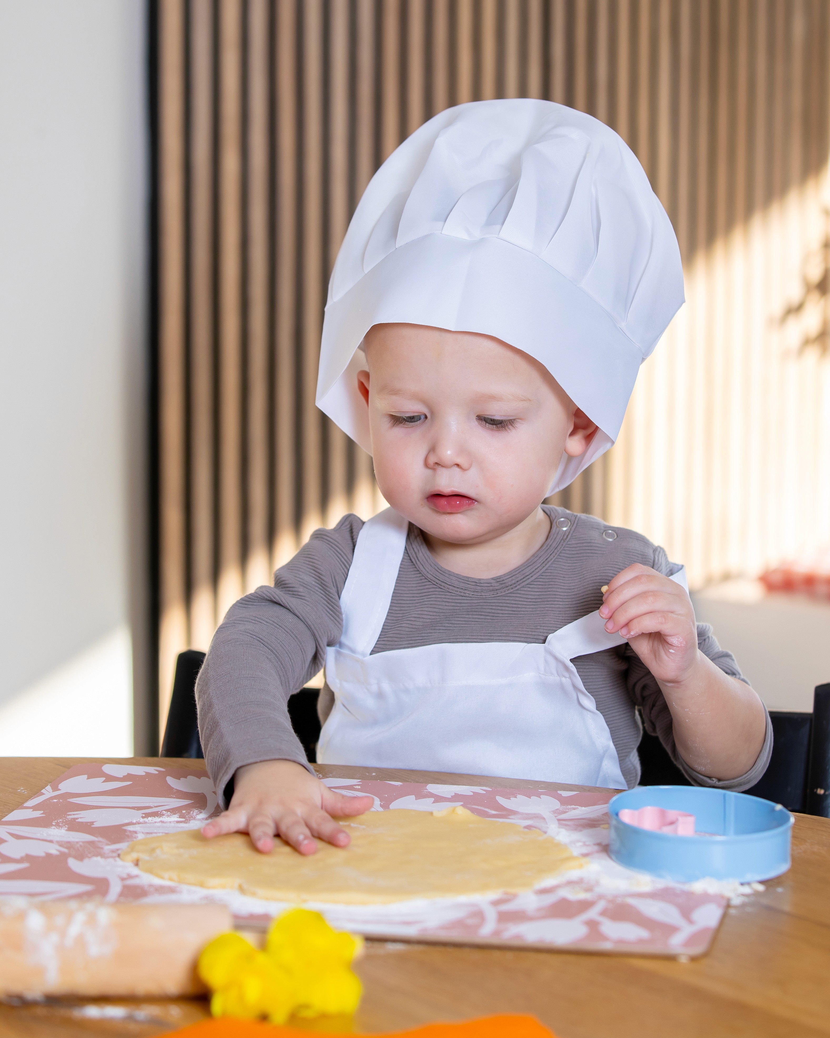 Kindje maakt koekjes.