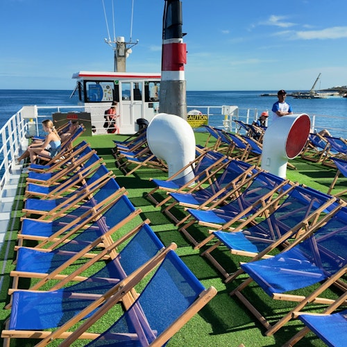 шезлонги на верхній палубі