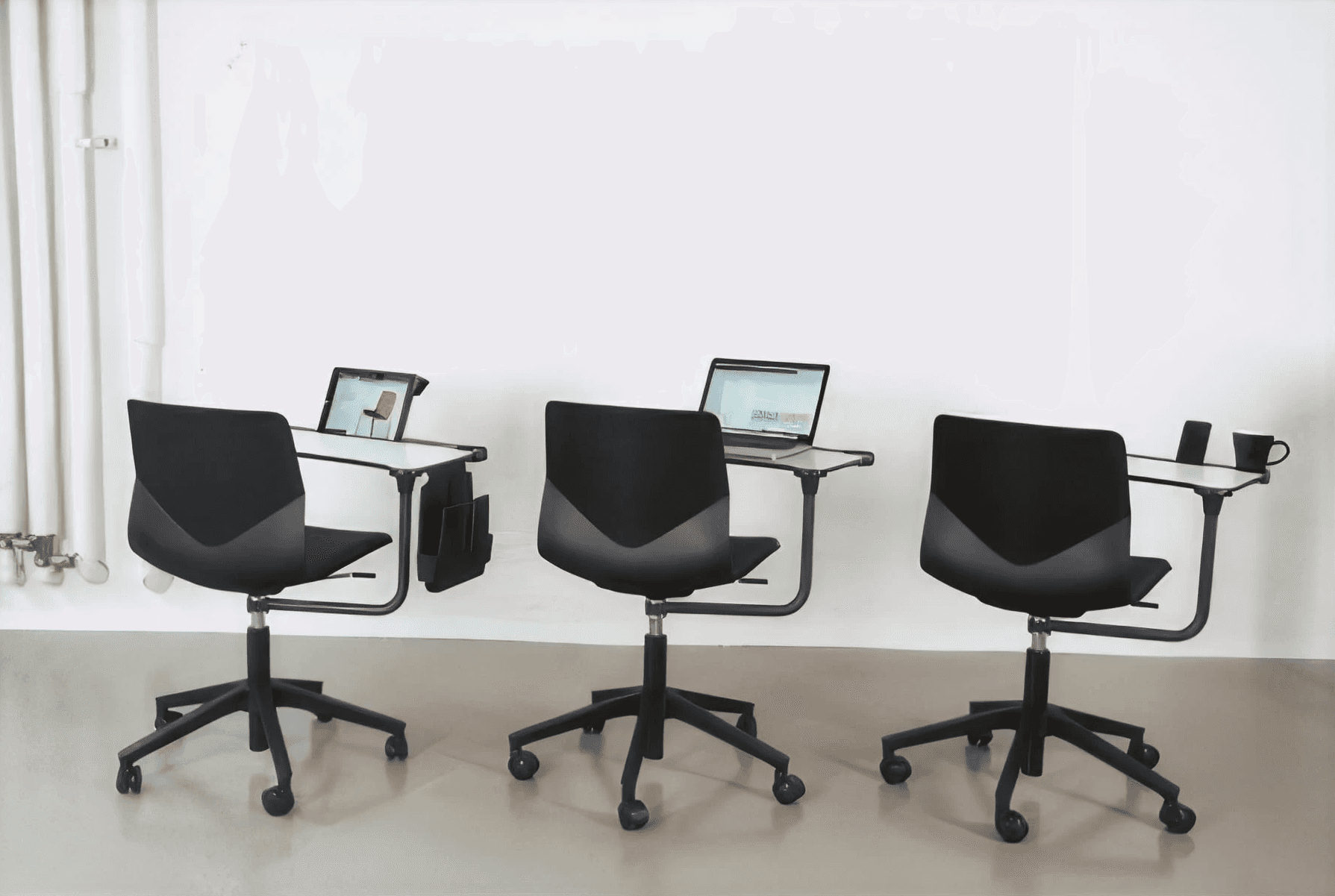 MW Interior  - Drei schwarze Seminarstühle auf Rollen mit integriertem klappbarem Schreibtablar und Tablet-Ablage" Beschreibung: Mobile Schulungsstühle mit ausklappbarem Schreibtablar, Tablet-Halterung und Seitentasche – flexibel, kompakt und ideal für moderne Seminar- und Schulungsumgebungen.