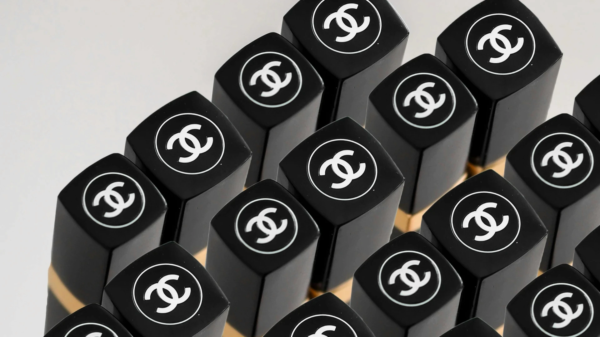 black and white round decor