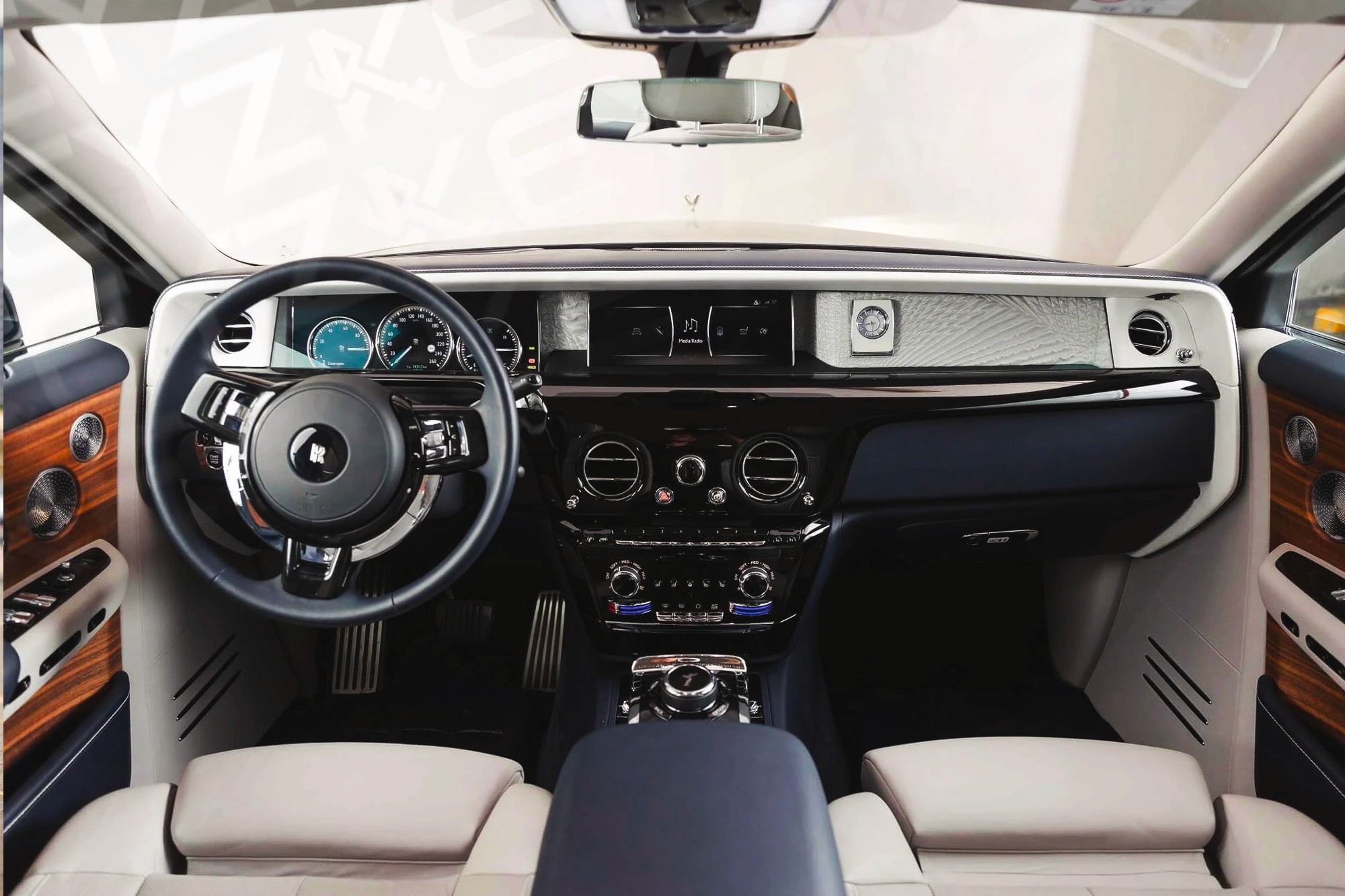 Vue interieur Rolls Royce Phantom bleu – Location voiture de luxe à Dubaï | Keyz Rent
