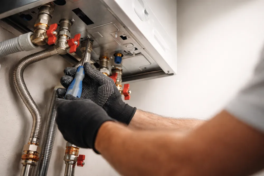 Tecnico specializzato durante un intervento di manutenzione su impianto domestico