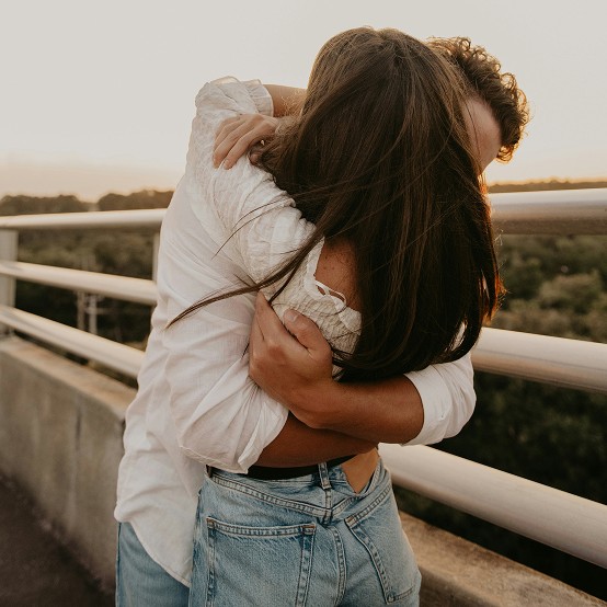 Imajen de pareja abrazandose