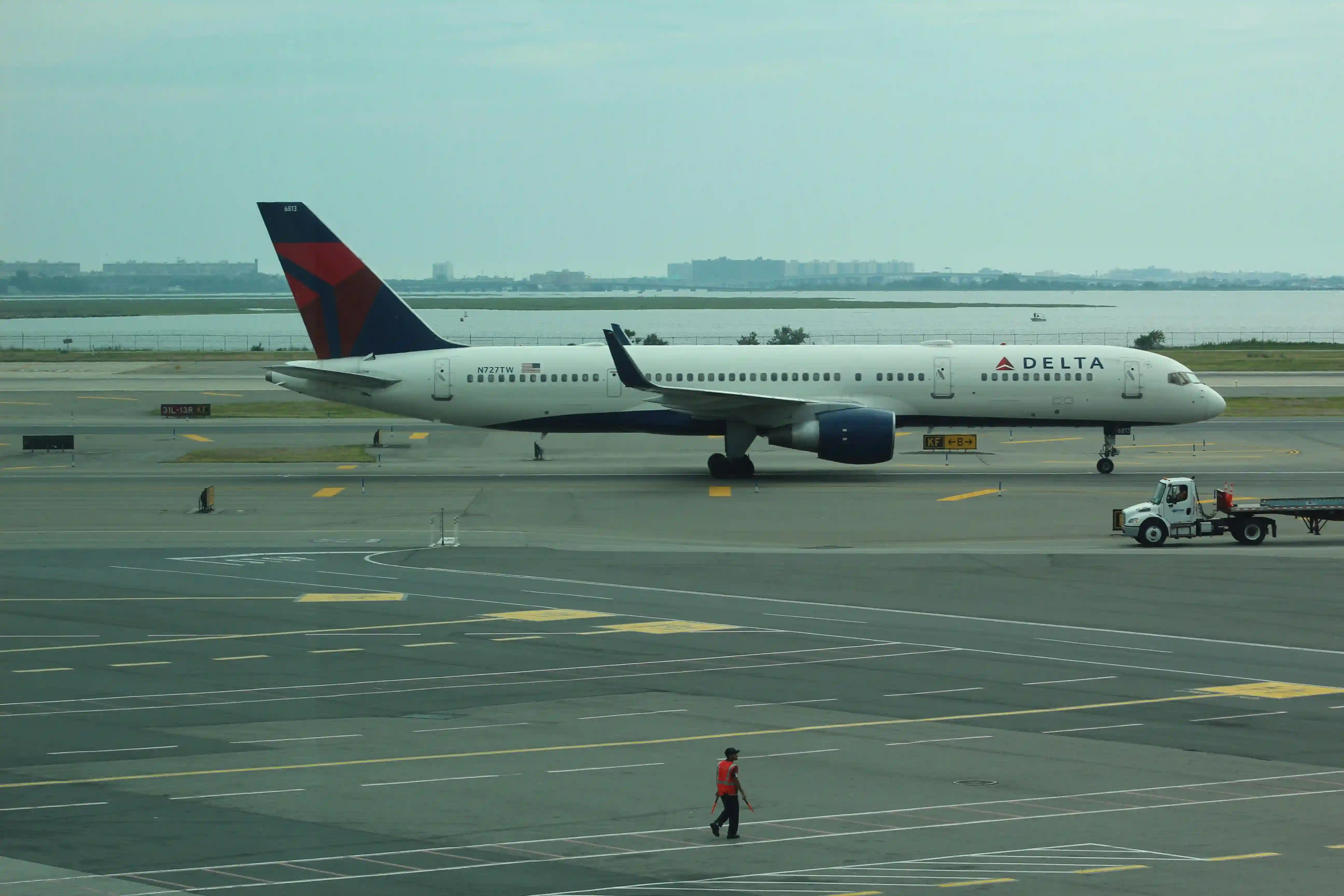 New York JFK Airport Havalimanı pistinde bir uçak