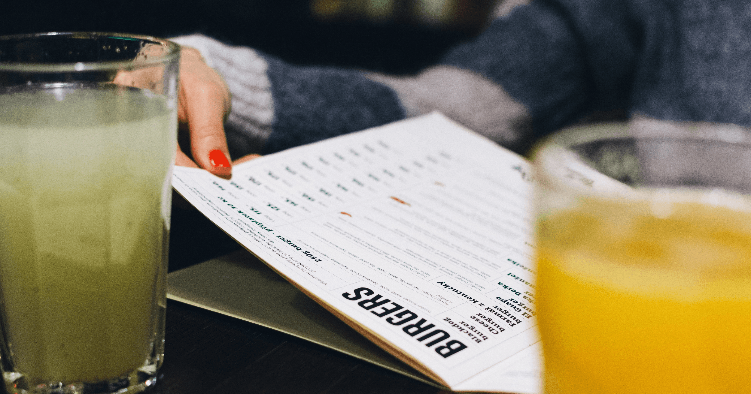 Seorang pelanggan sedang melihat menu di restoran Malaysia