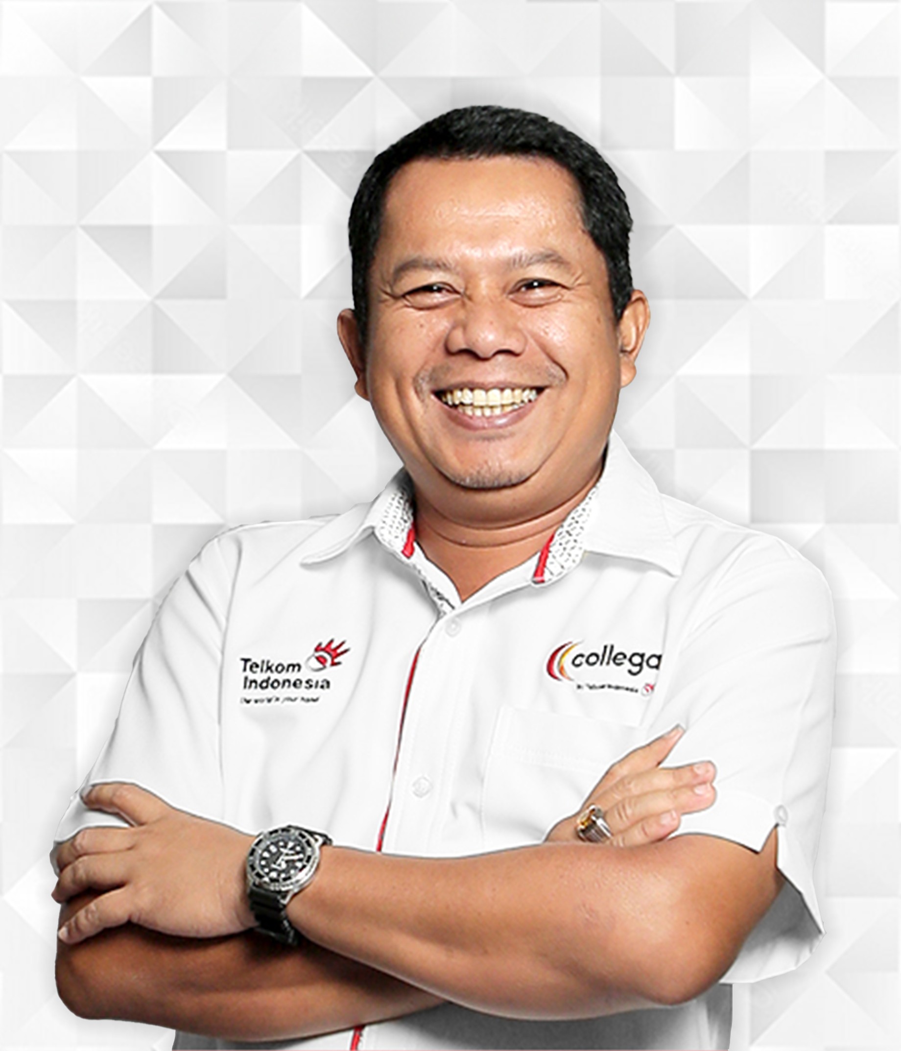 Foto portrait SVP Customer Relations collega Deni Setiawan menggunakan kemeja collega putih