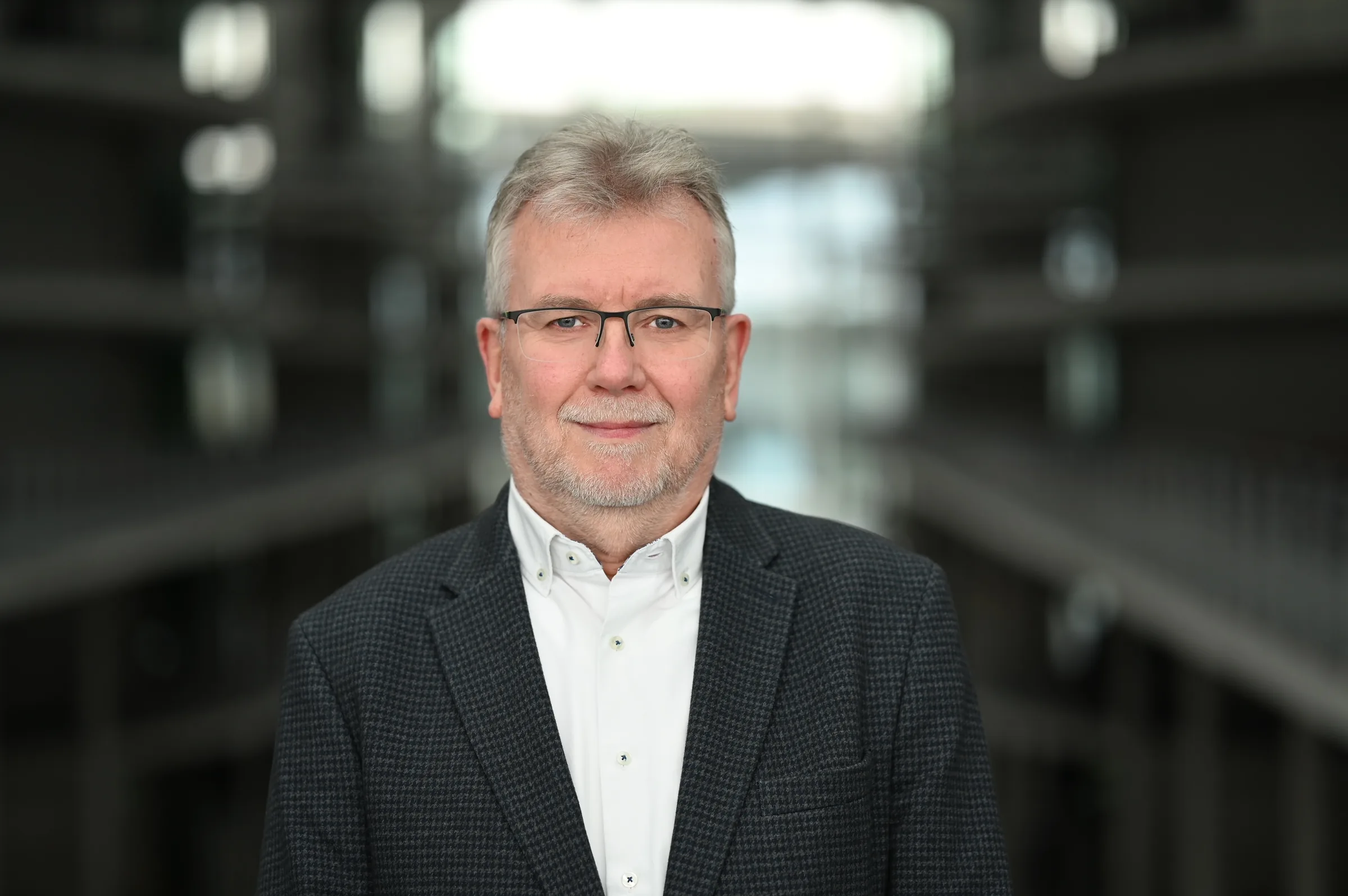 Porträtfoto von Klaus Manthey im Bundestagsgebäude.
