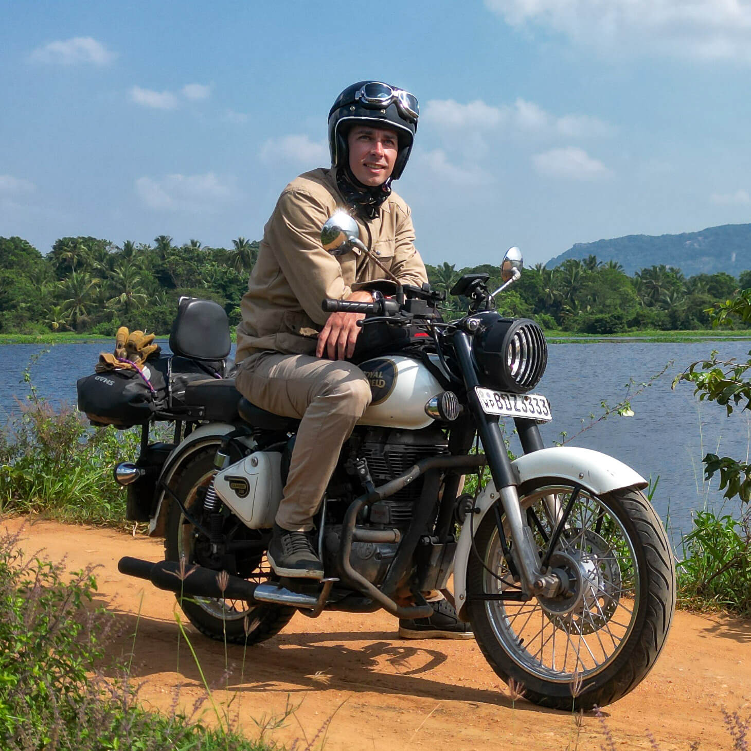 Person stand in front of a red sports oldtimer