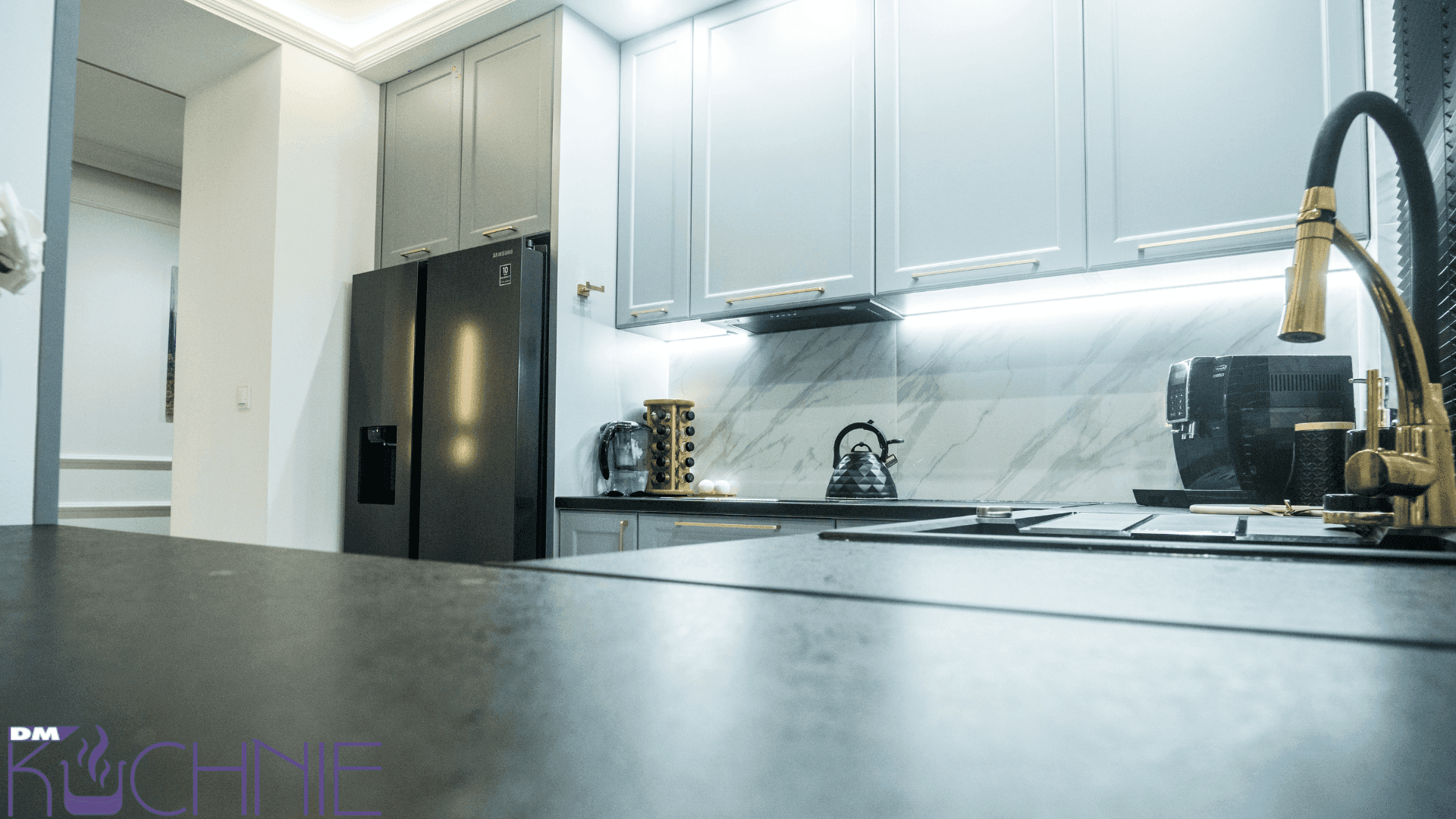 Meble kuchenne na wymiar w Warszawie, blat i zabudowa w nowoczesnej kuchni