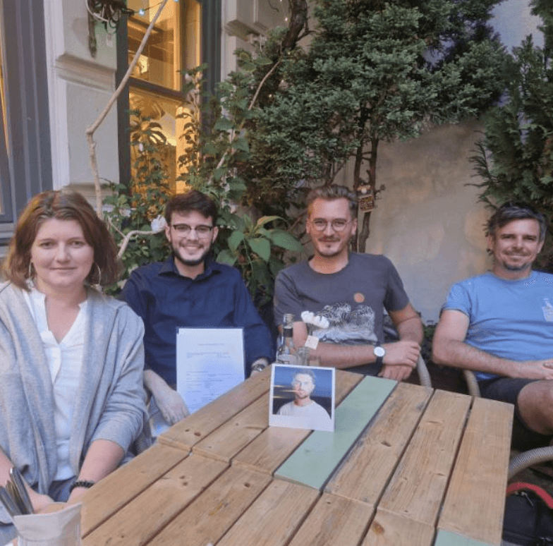 Die Gründer von Idemo auf einem Tisch zusammen