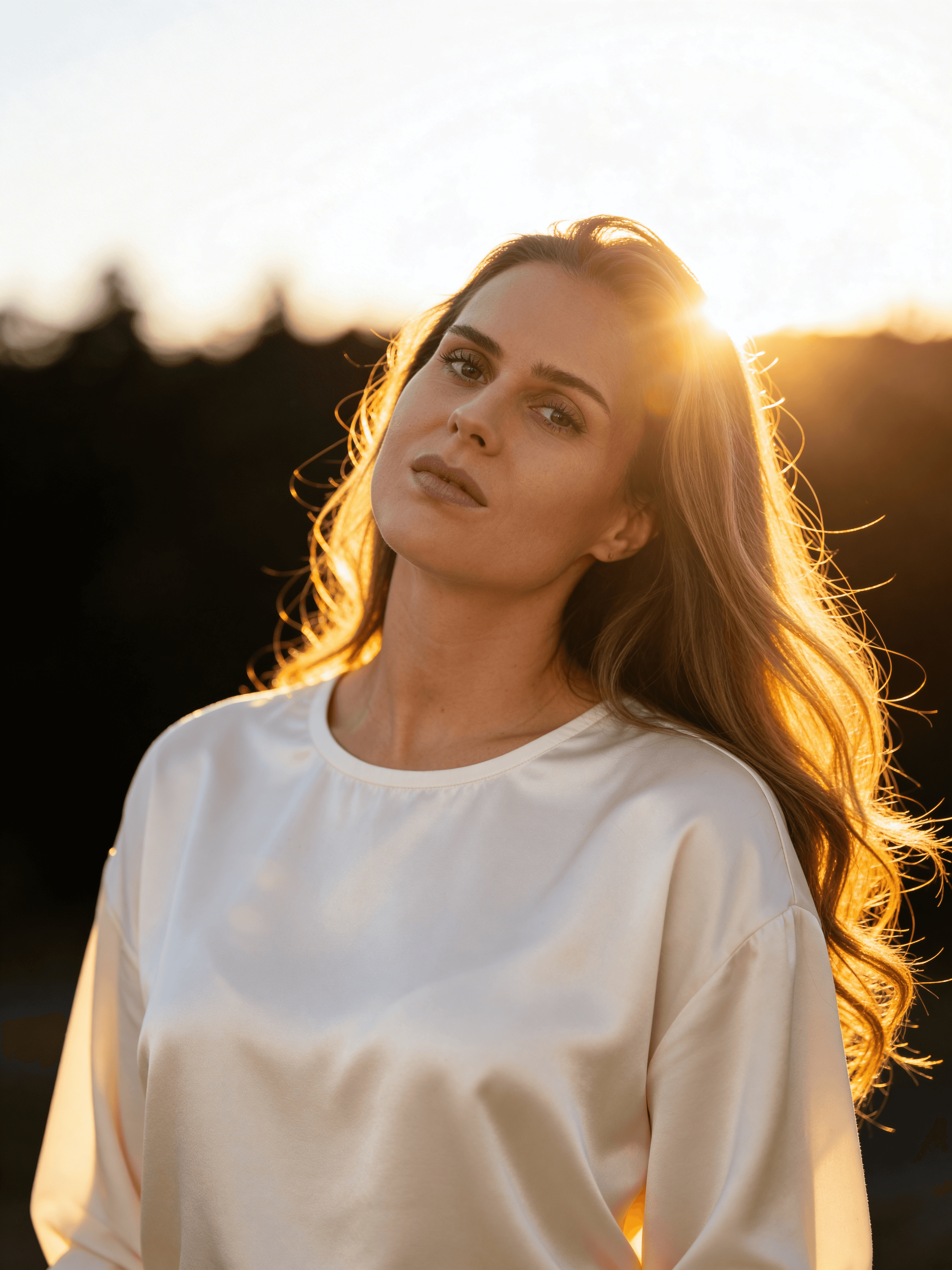 KI-Model im grauen Oversize-Blazer mit blauer Bluse und Brille steht lässig in einer Tür, wirkt modern, ruhig und stilvoll in urbanem Ambiente.