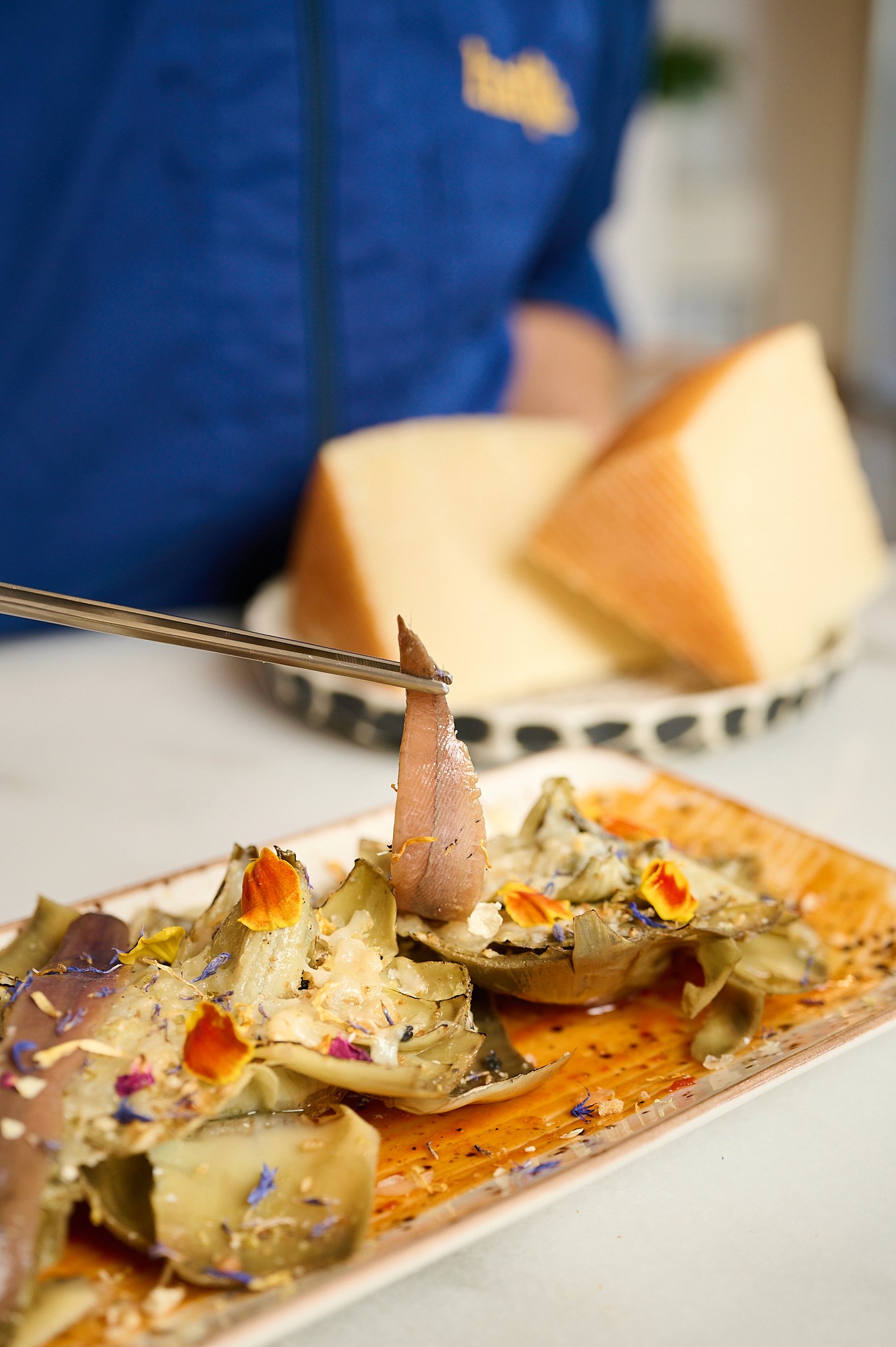 Alcachofas con anchoas Casa Santoña y queso viejo, Hatillo