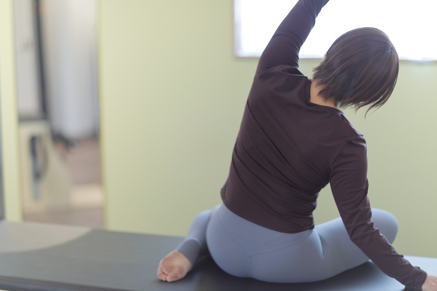 身体をストレッチしてる女性