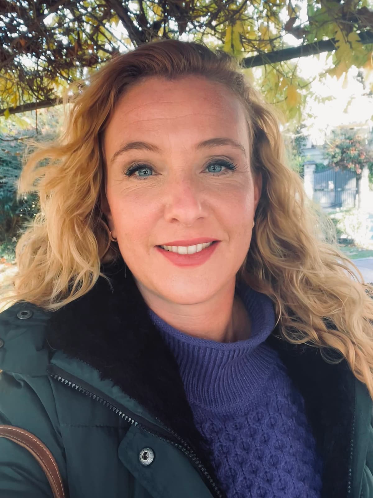 Ninke Sengers, psycholoog selfie outdoor under a tree