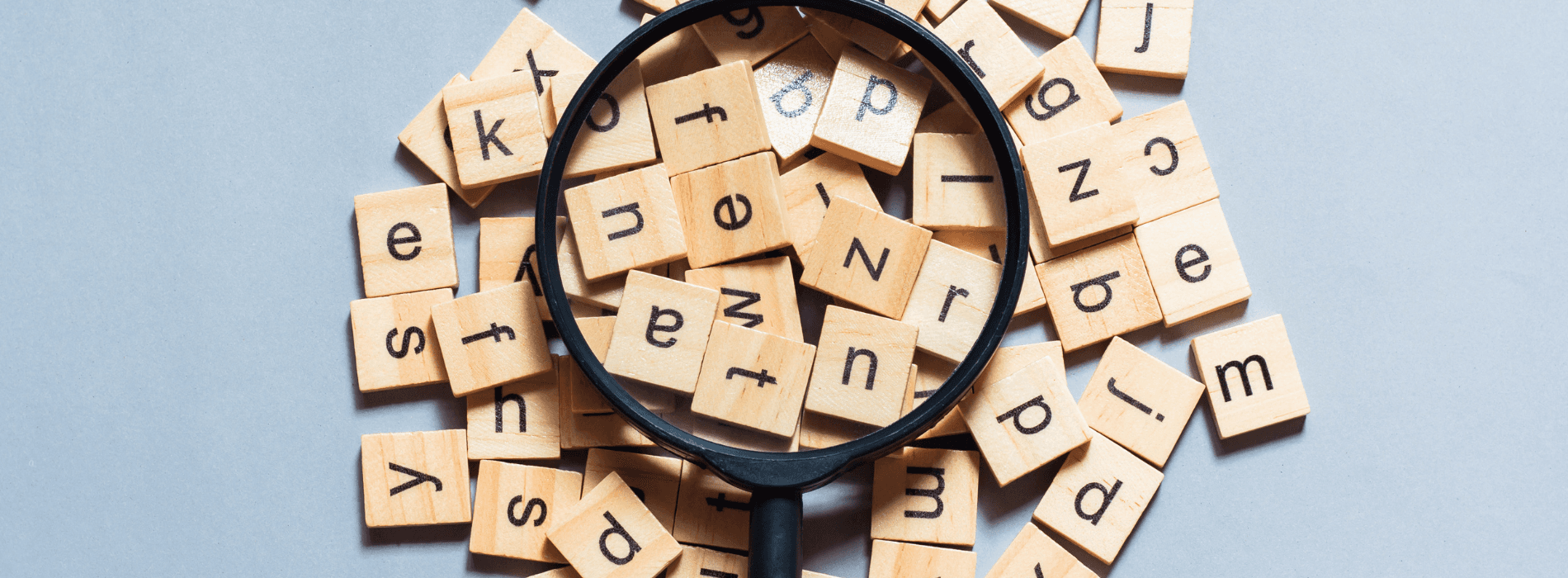 Loupe sur des lettres