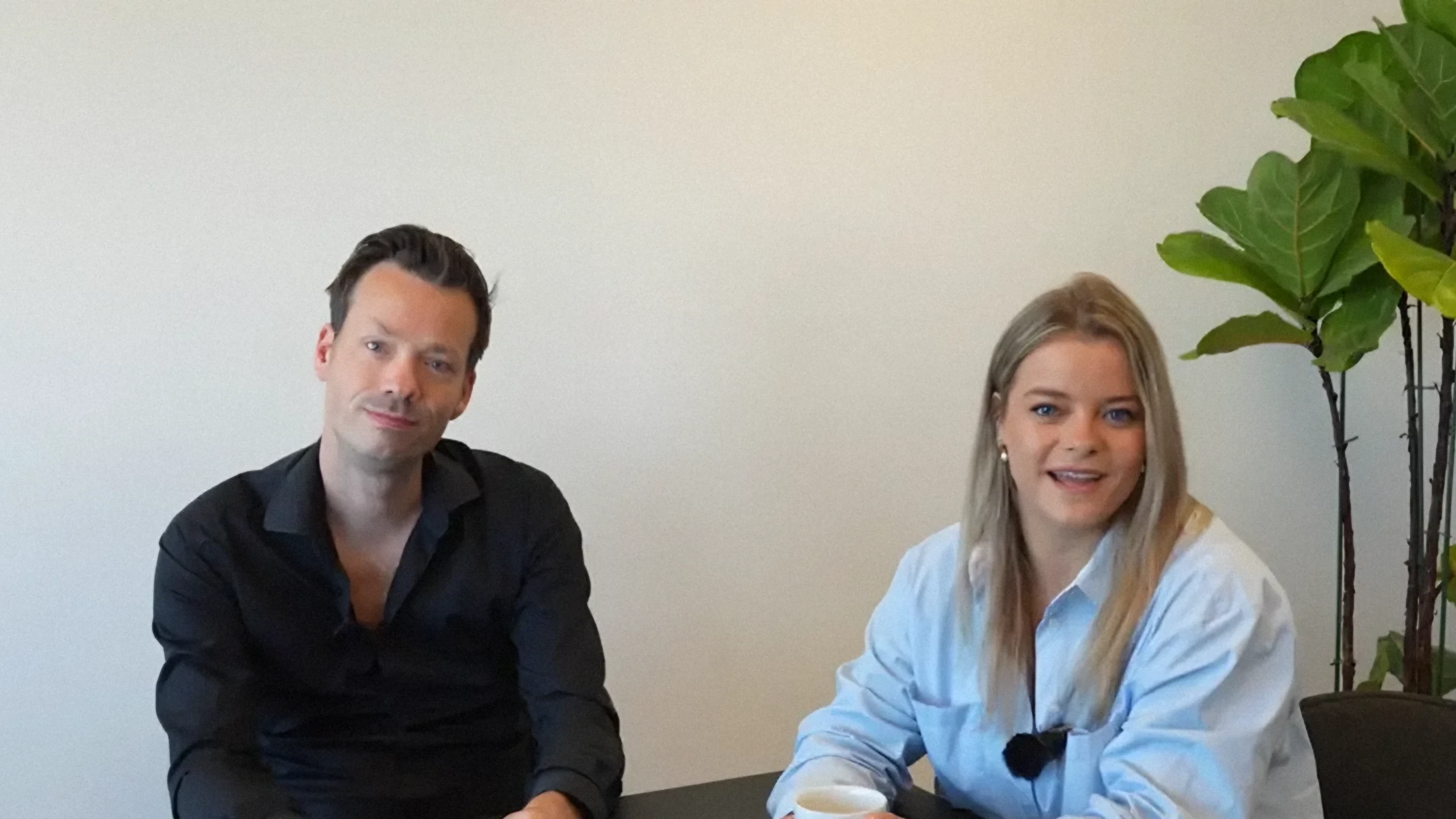 Twee gesprekspartners aan tafel in gesprek over datagedreven schoonmaak
