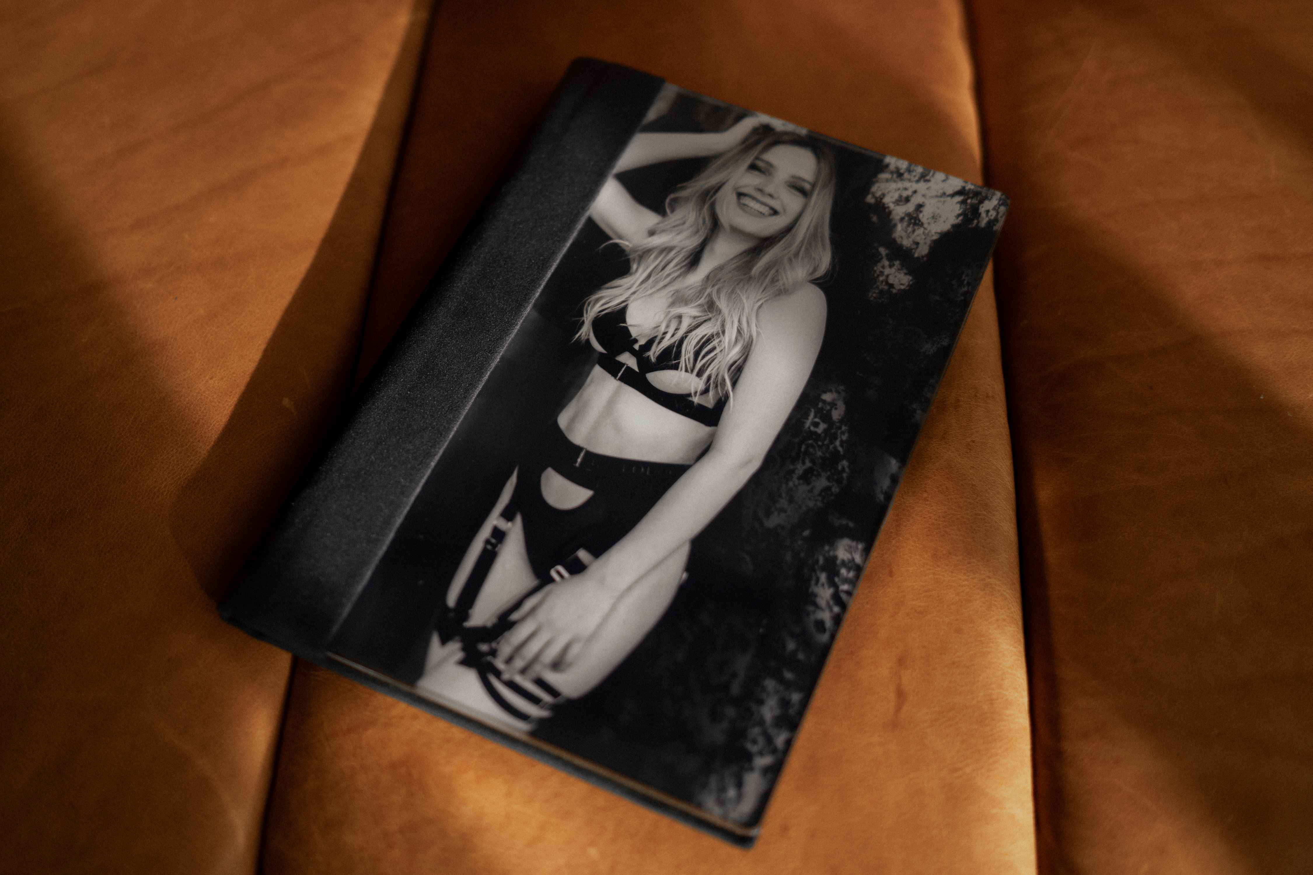 Luxury boudoir photo album by photographer Ramona, Solothurn, Switzerland.