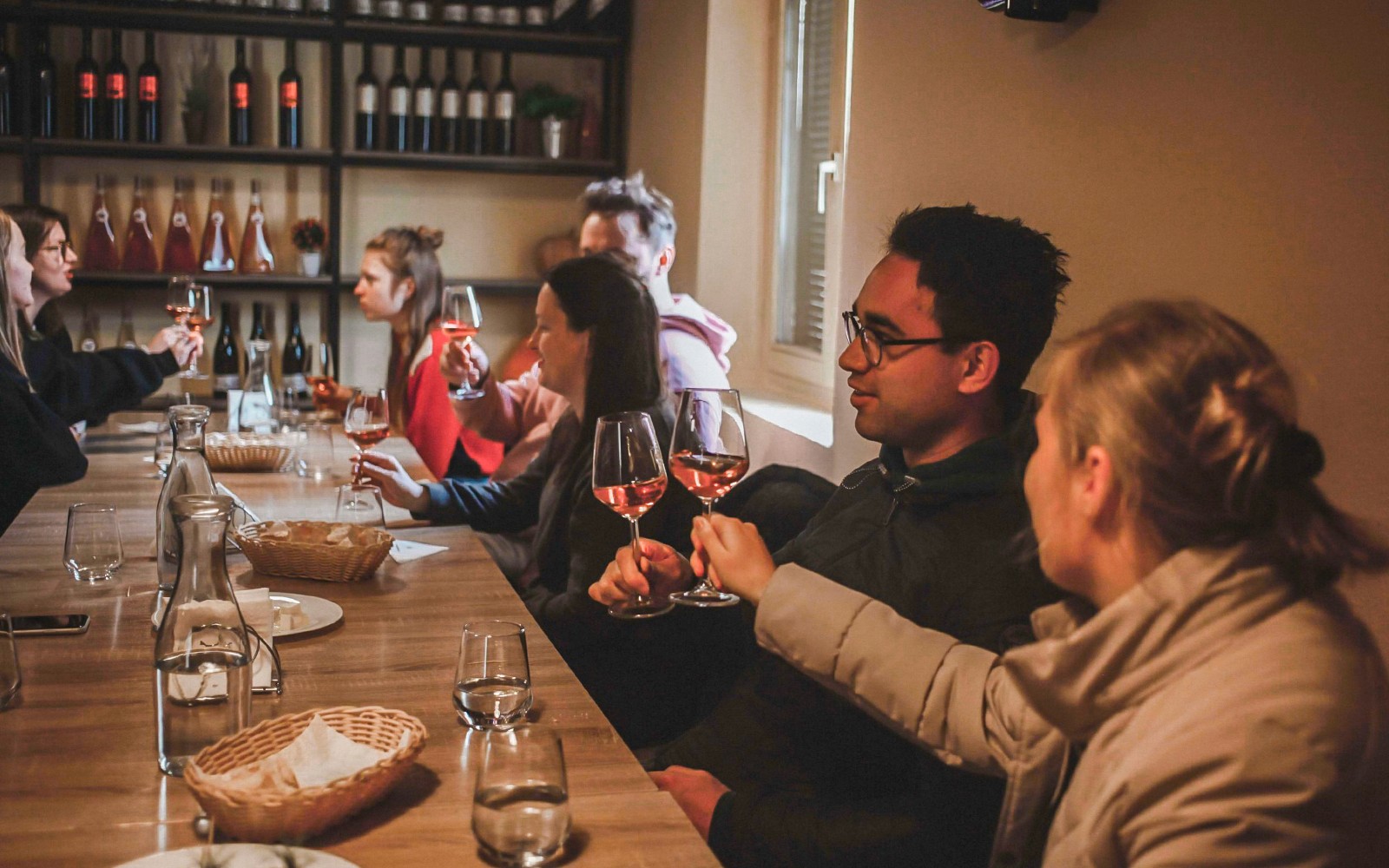 一群人享受从扎达尔到克尔卡国家公园的葡萄酒品尝之旅。