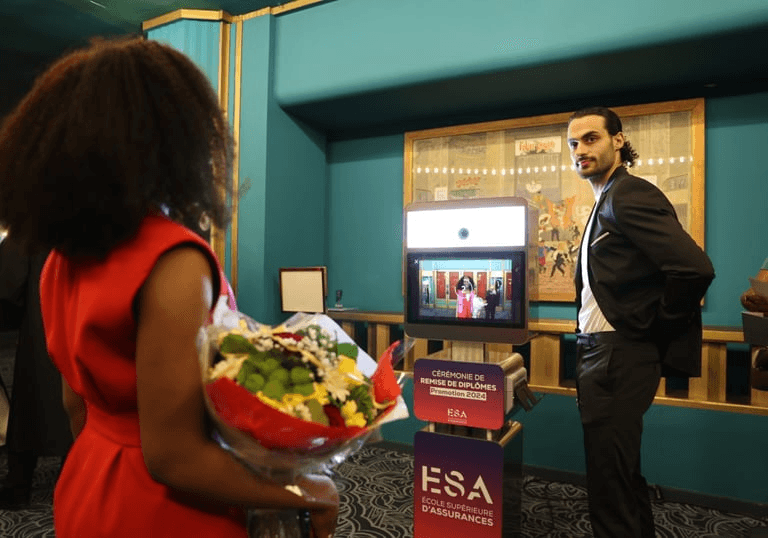 Invités utilisant un photobooth lors d’une soirée en intérieur