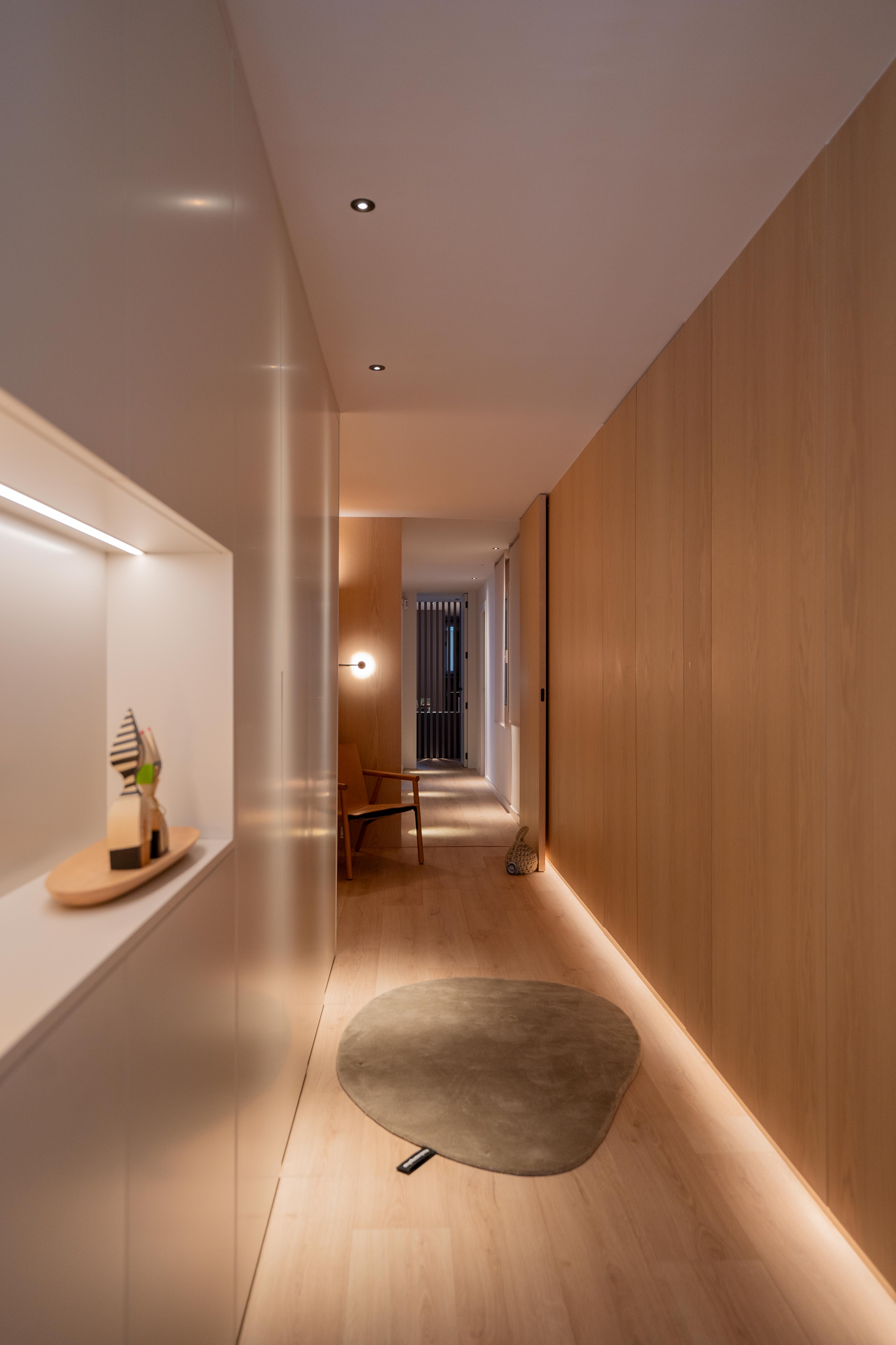 Pasillo con paredes de madera clara