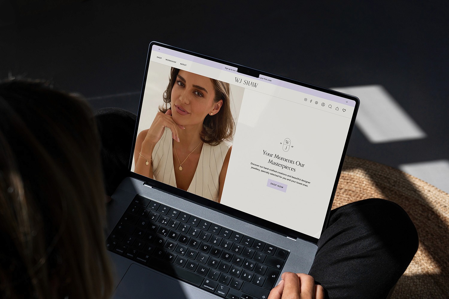 Minimalistic fashion lady