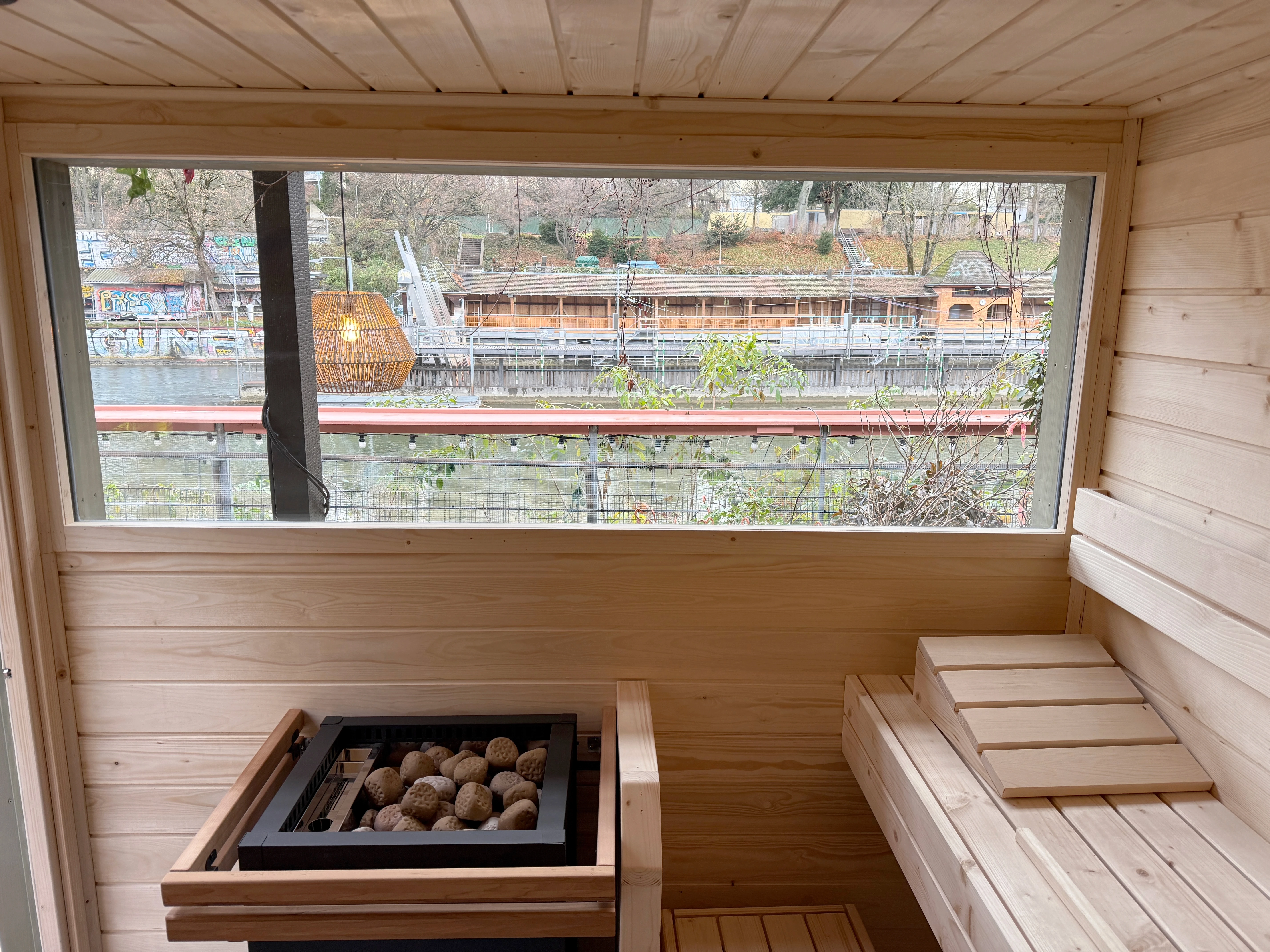 Ausblick von innerhalb einer Sauna auf die Limmat
