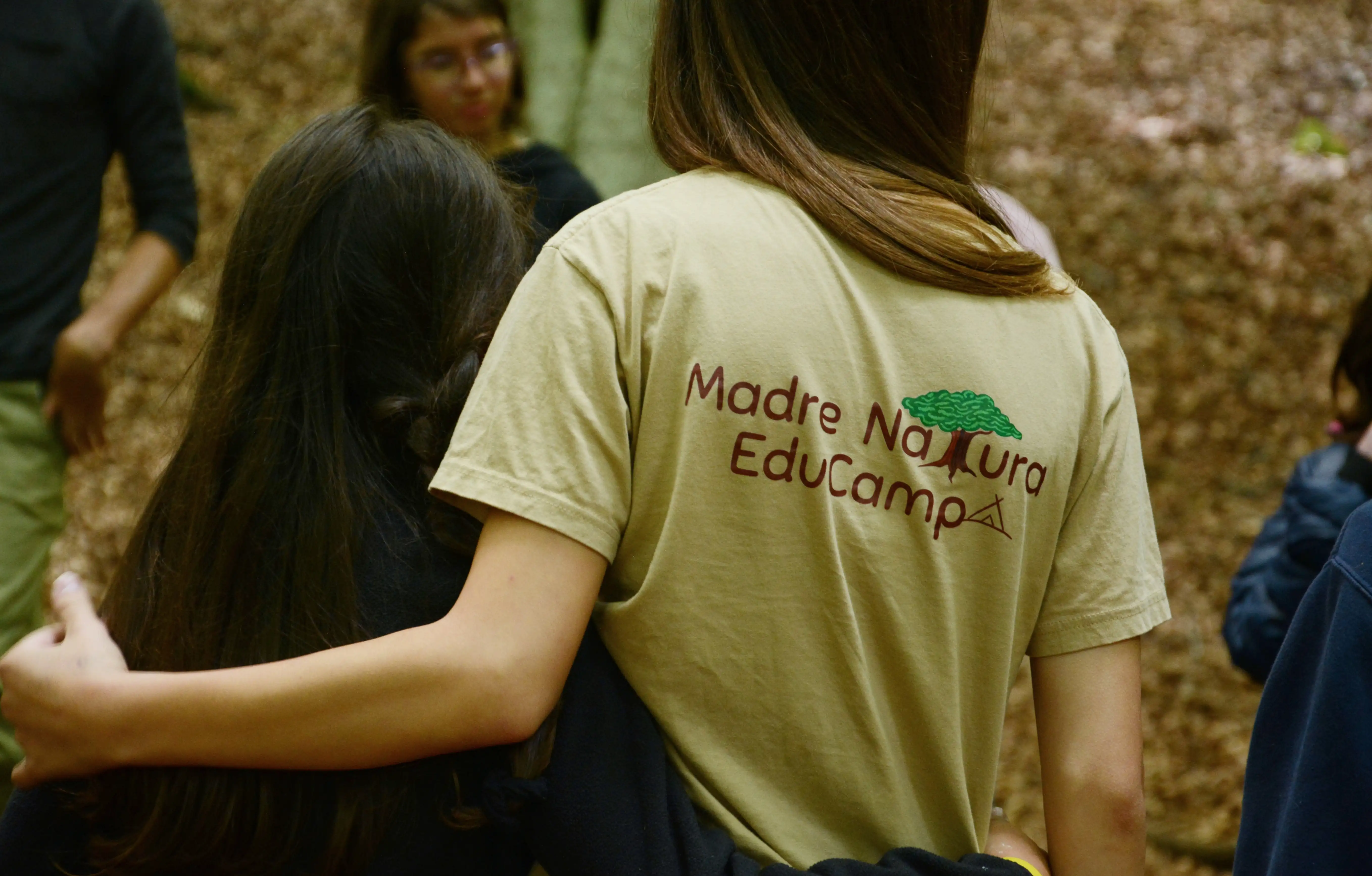 Educatrici ambientali durante attività outdoor education, opportunità di lavoro in campi estivi per ragazzi, corsi bushcraft e team building