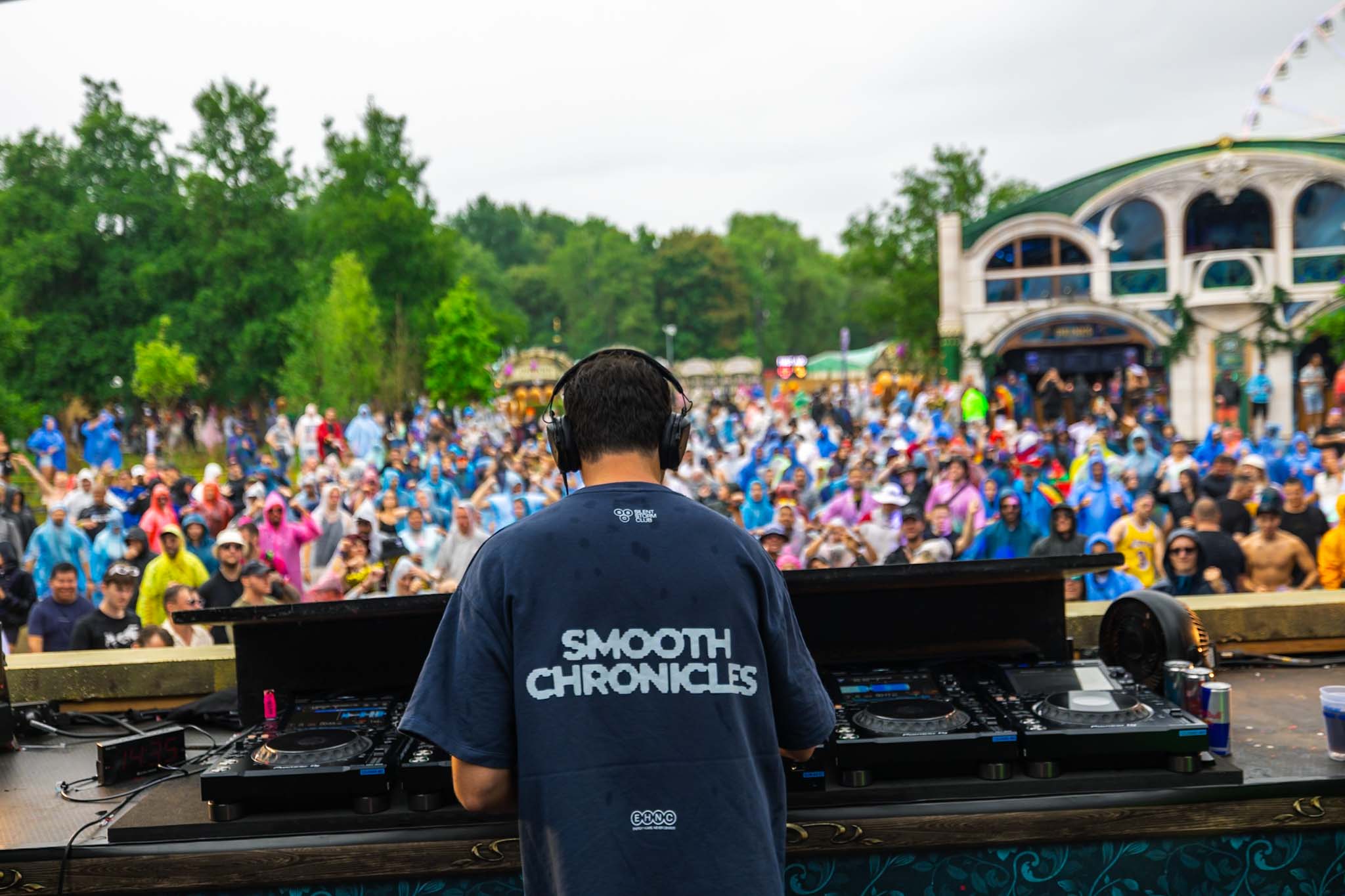 Tomorrowland DJ spiller i overskyet vær