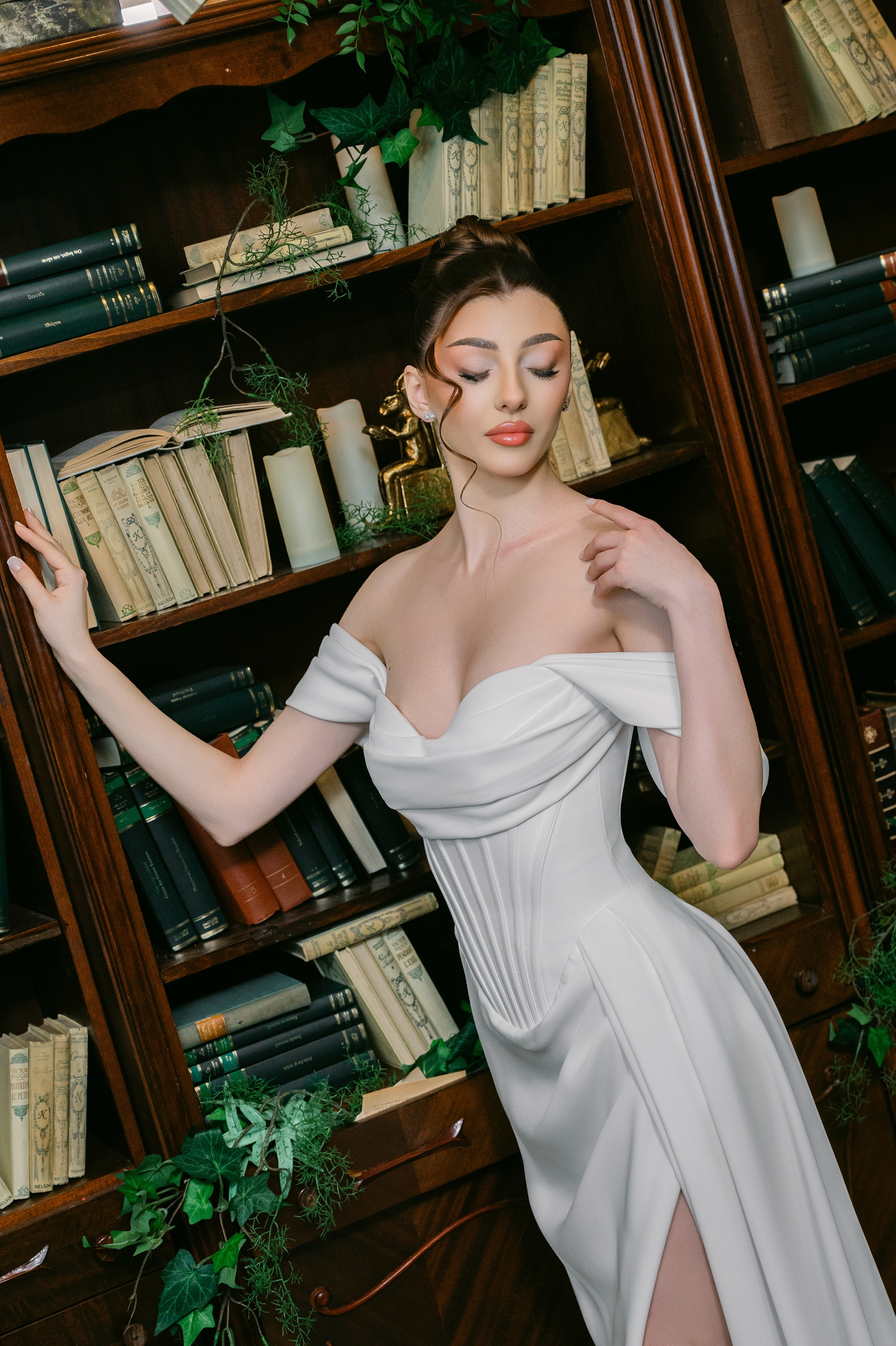 Mireasă pozând într-un decor cu bibliotecă și lumină soft, ședință foto bridal în București