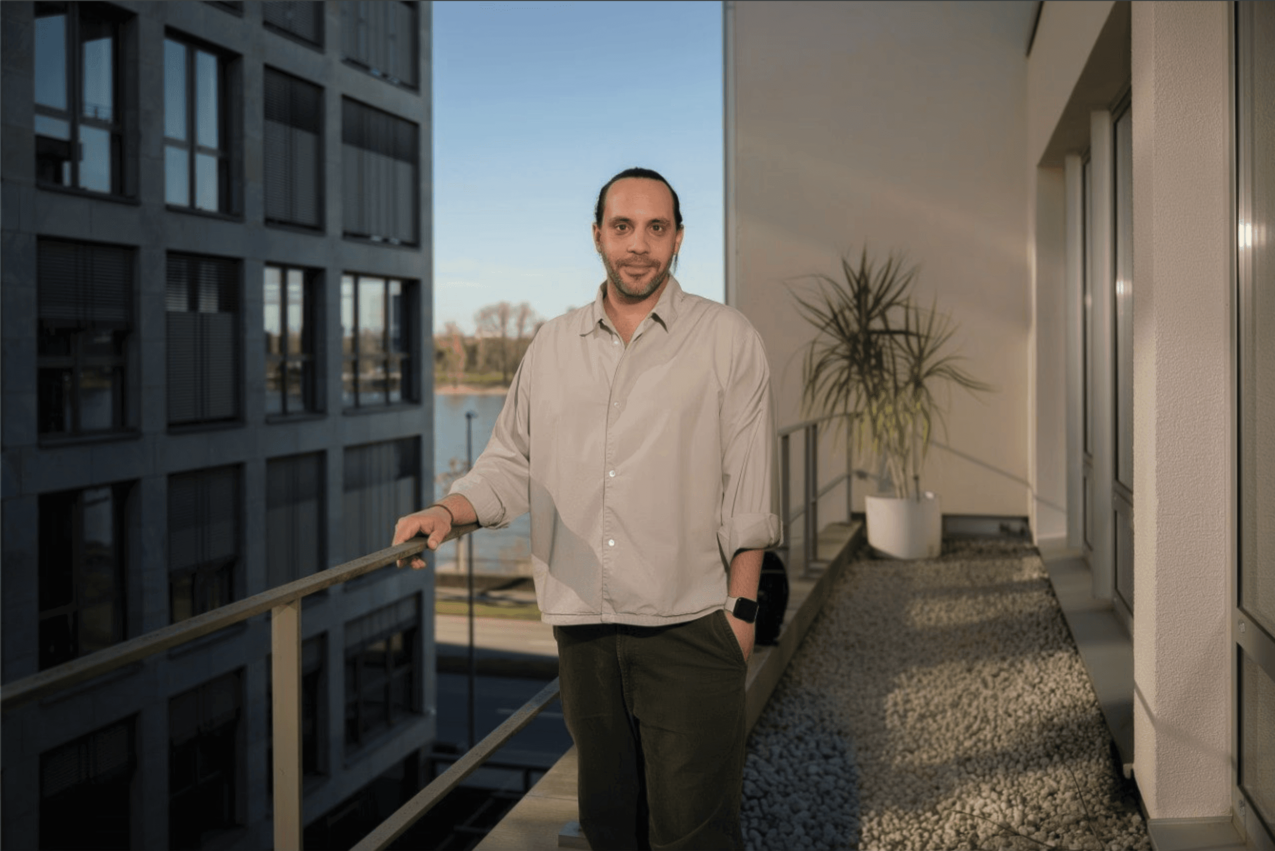 Martin Bichler, Regional Country Manager DACH bei Climb Channel Solutions (links) und Robert Fahle, Director KI Akademie & Business Partnerships bei neuland.ai Credits: Climb Channel Solutions & neuland.ai