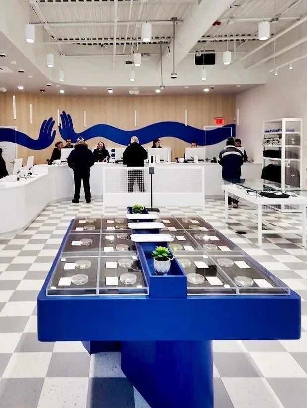 學校有蓋籃球場鋪設藍色專業防滑運動地板，配備白色弧形遮雨棚及安全防撞柱墊。