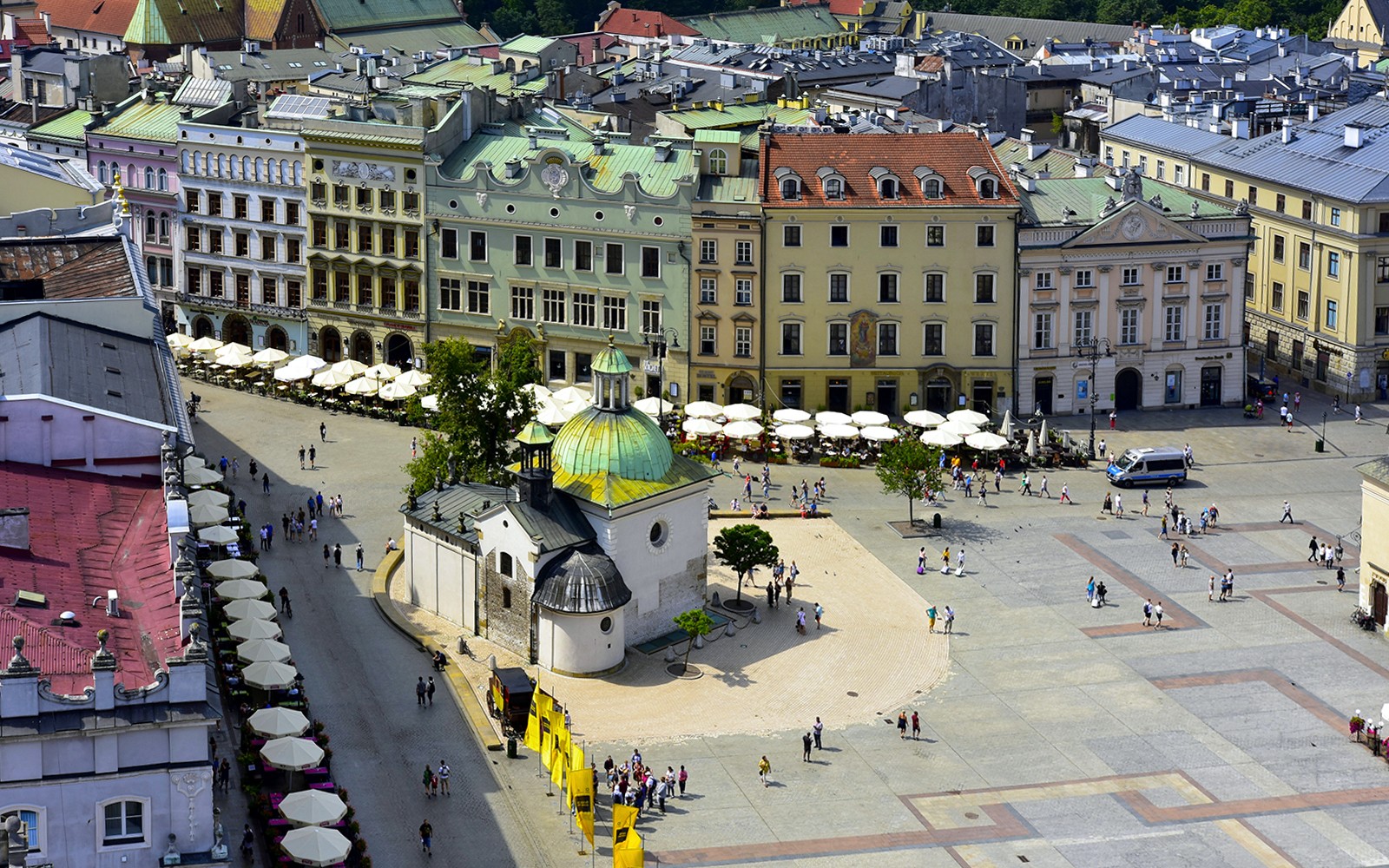 Вид с воздуха на Главную площадь Кракова с костелом Святого Адальберта и окружающими историческими зданиями.