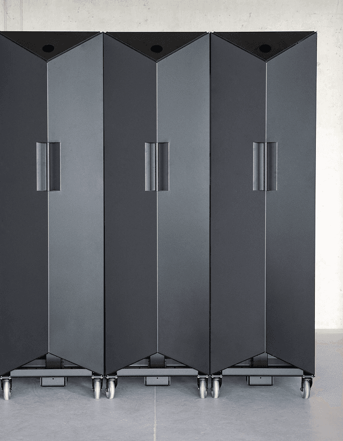 SCOPE Transformationswände aus schwarzem Metall auf Rollen, modular kombinierbar für flexible Bürogestaltung von Design for Human Nature.