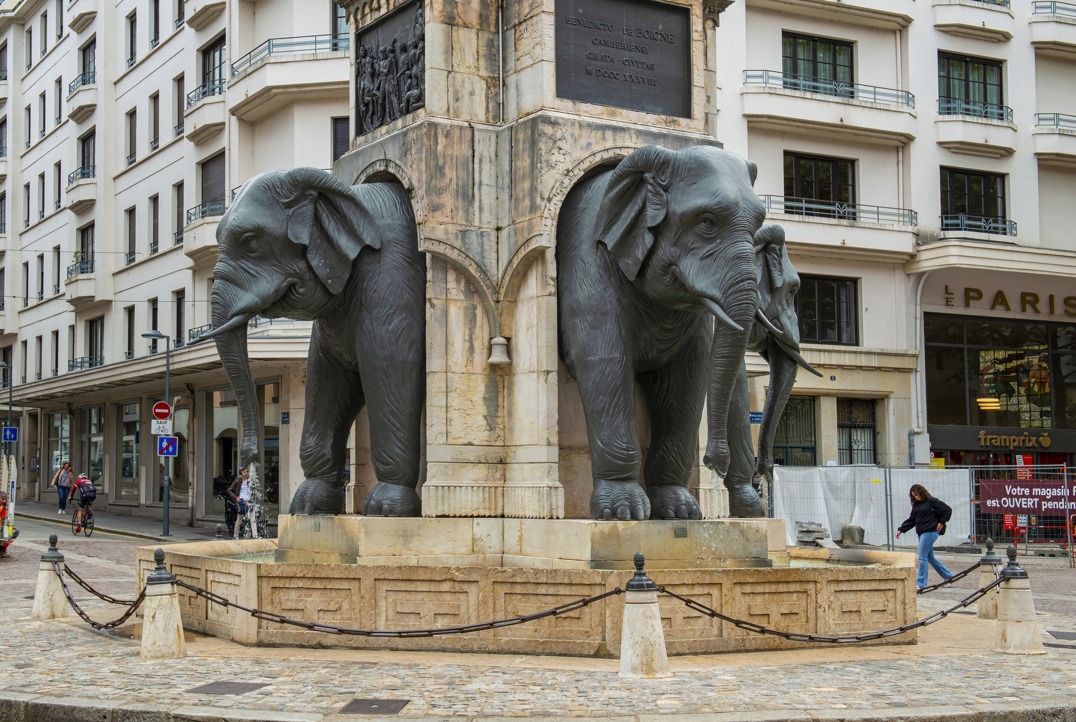 Photo de la fontaine des éléphants à Chambéry où Solarock a une agence locale : installateur panneaux photovoltaïques en partenariat avec Avenir Concept Solaire