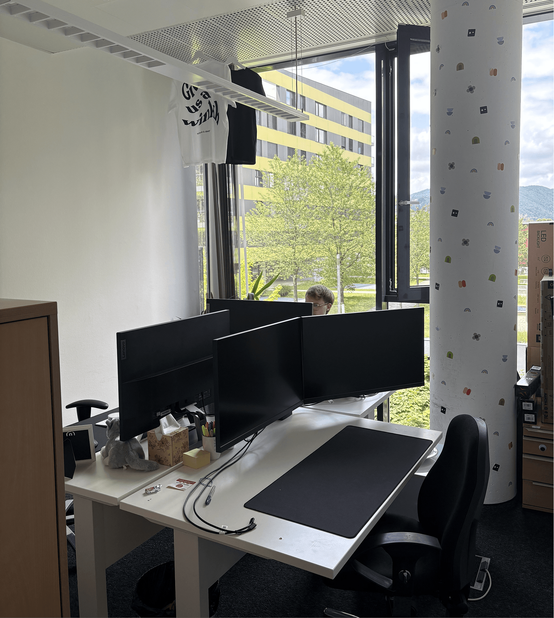 Kleines Büro mit einer Säule voller winkk Sticker