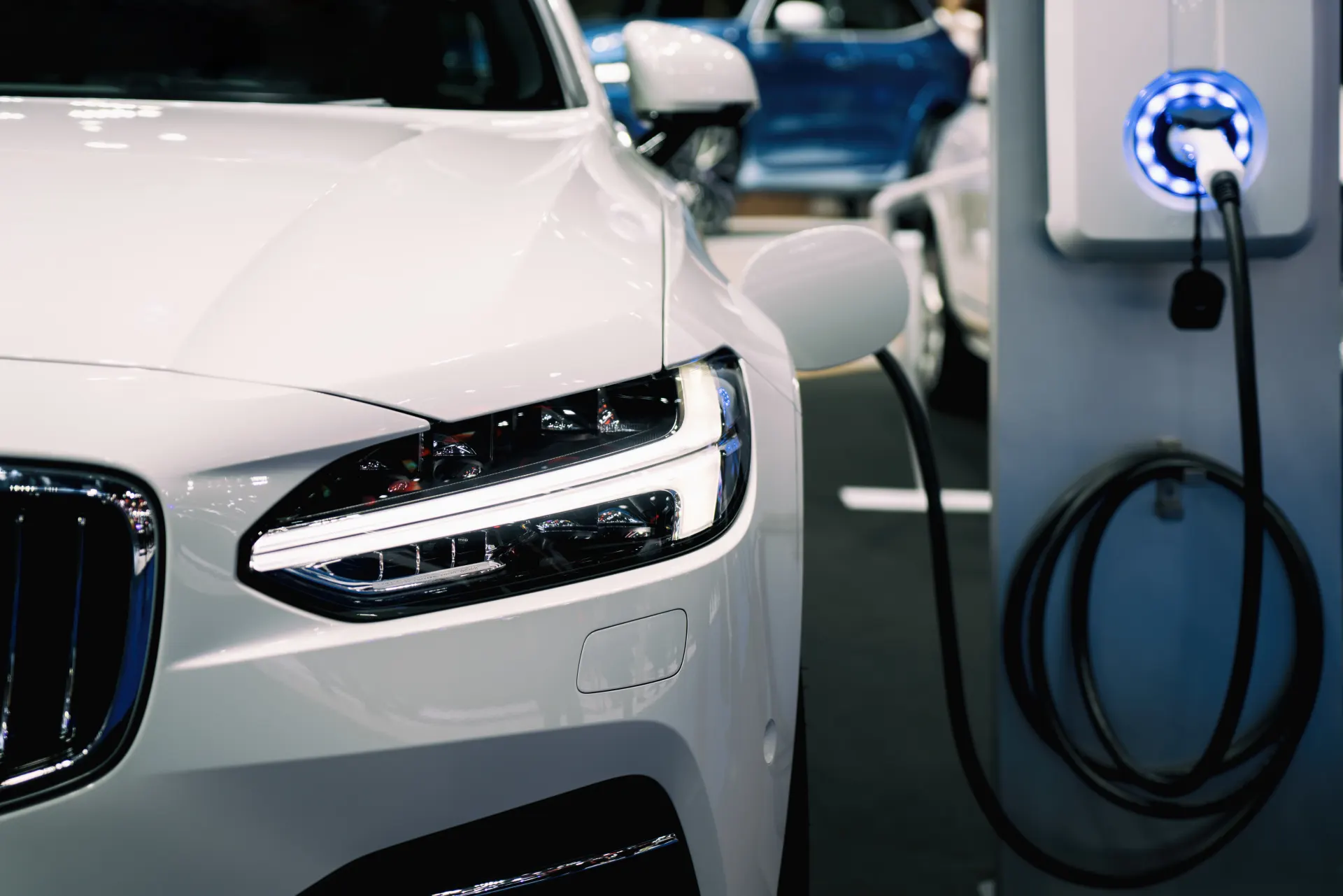 Vehículo eléctrico cargando en Murcia ciudad con seguro específico para coches híbridos y EV