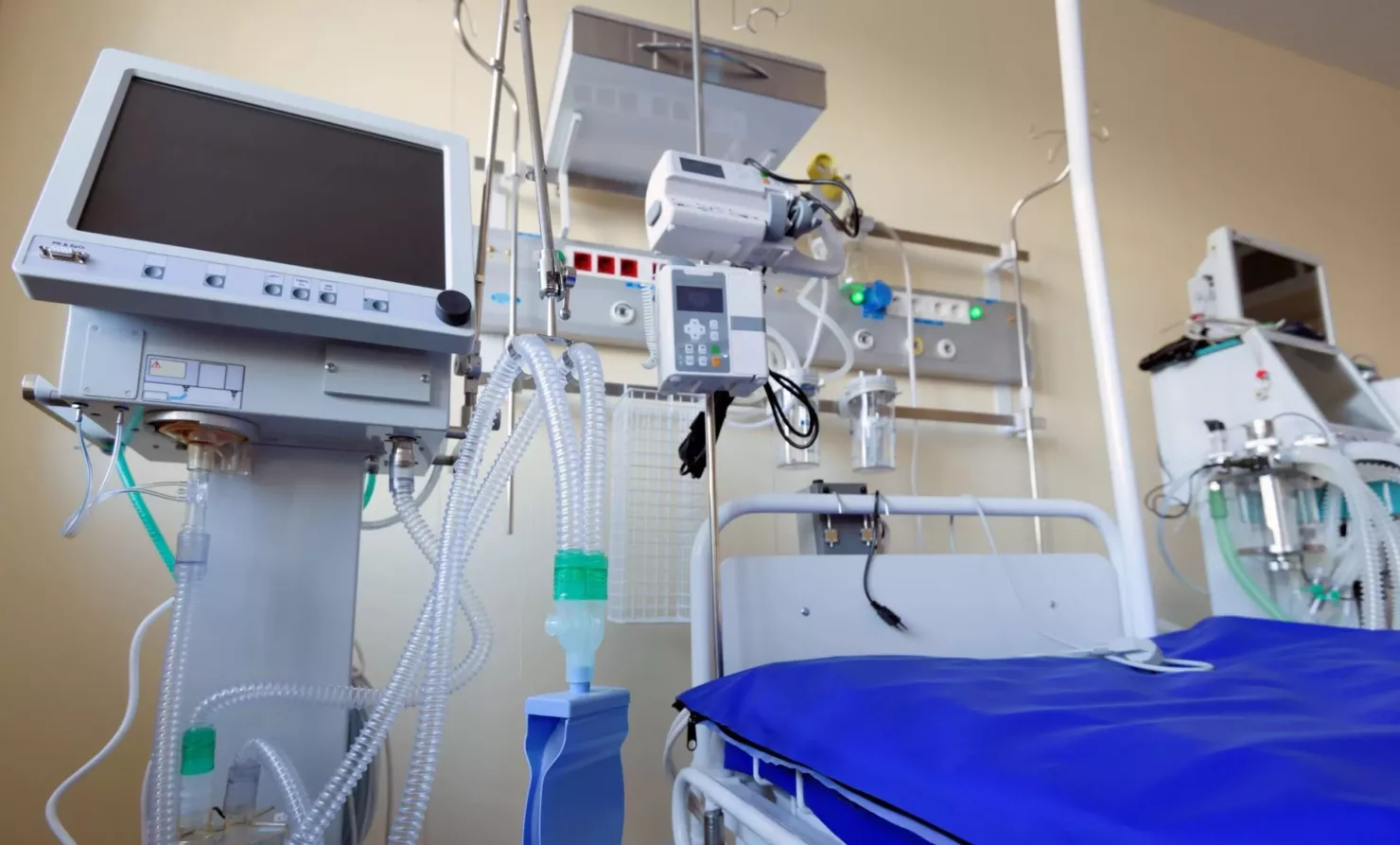 Pflegepersonal auf der Intensivstation bei der Überwachung medizinischer Geräte