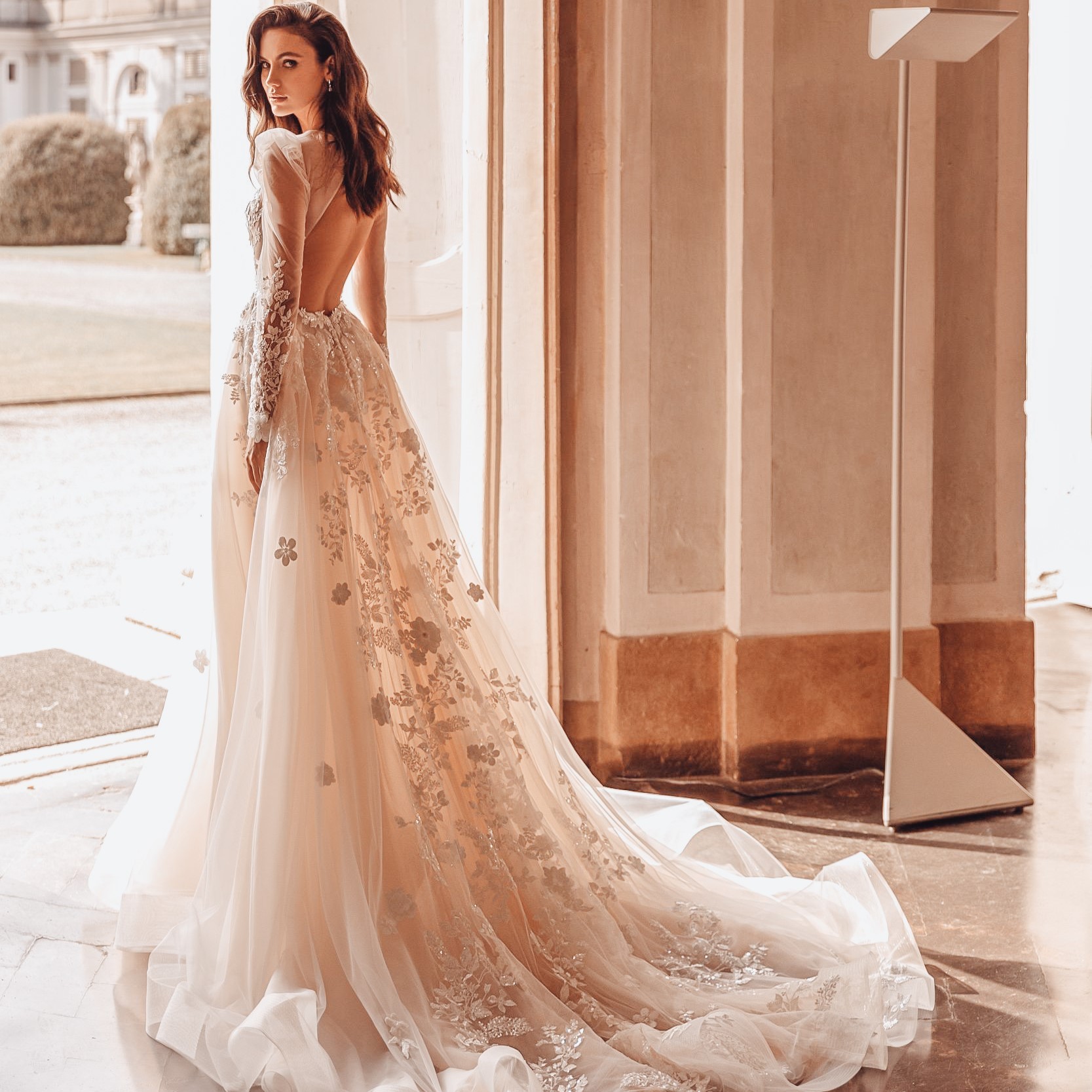 Rückenfreies Brautkleid mit transparenten Details