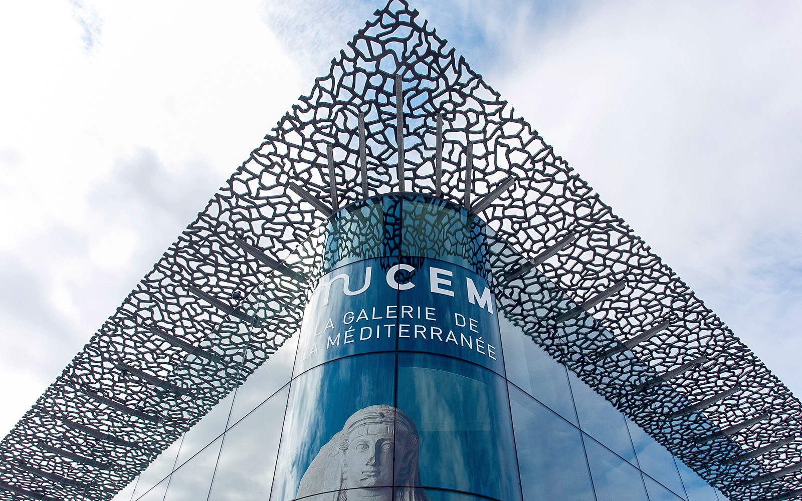 Mucem Marseille buitenzijde met een ingewikkeld kantontwerp en een bord voor de Mediterrane galerij.