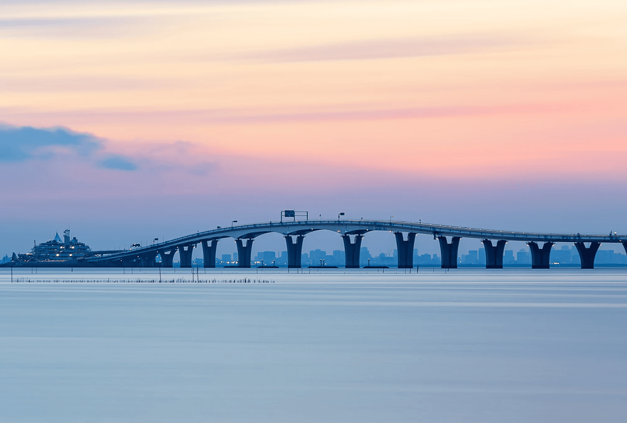 東京湾を横断する東京湾アクアラインの橋梁部分