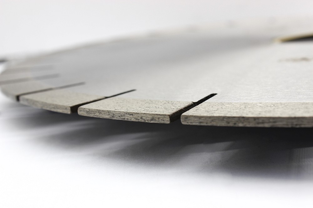 Side view of a Diamond Saw Blade for quartz, highlighting the thickness and precision of the teeth.