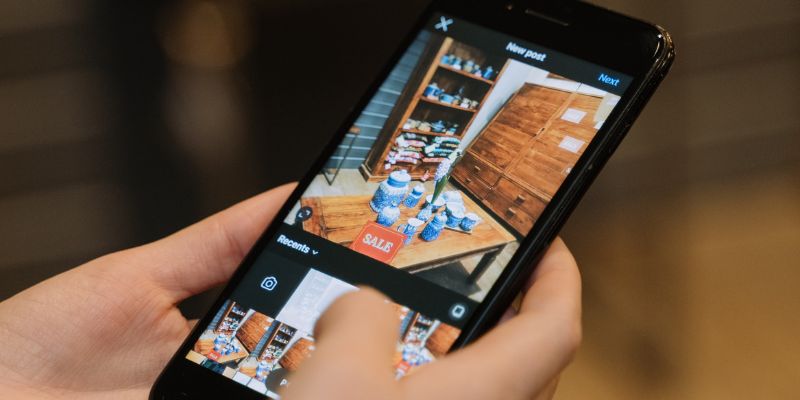 Pemilik bisnes membuat post Instagram tentang jualan di restoran