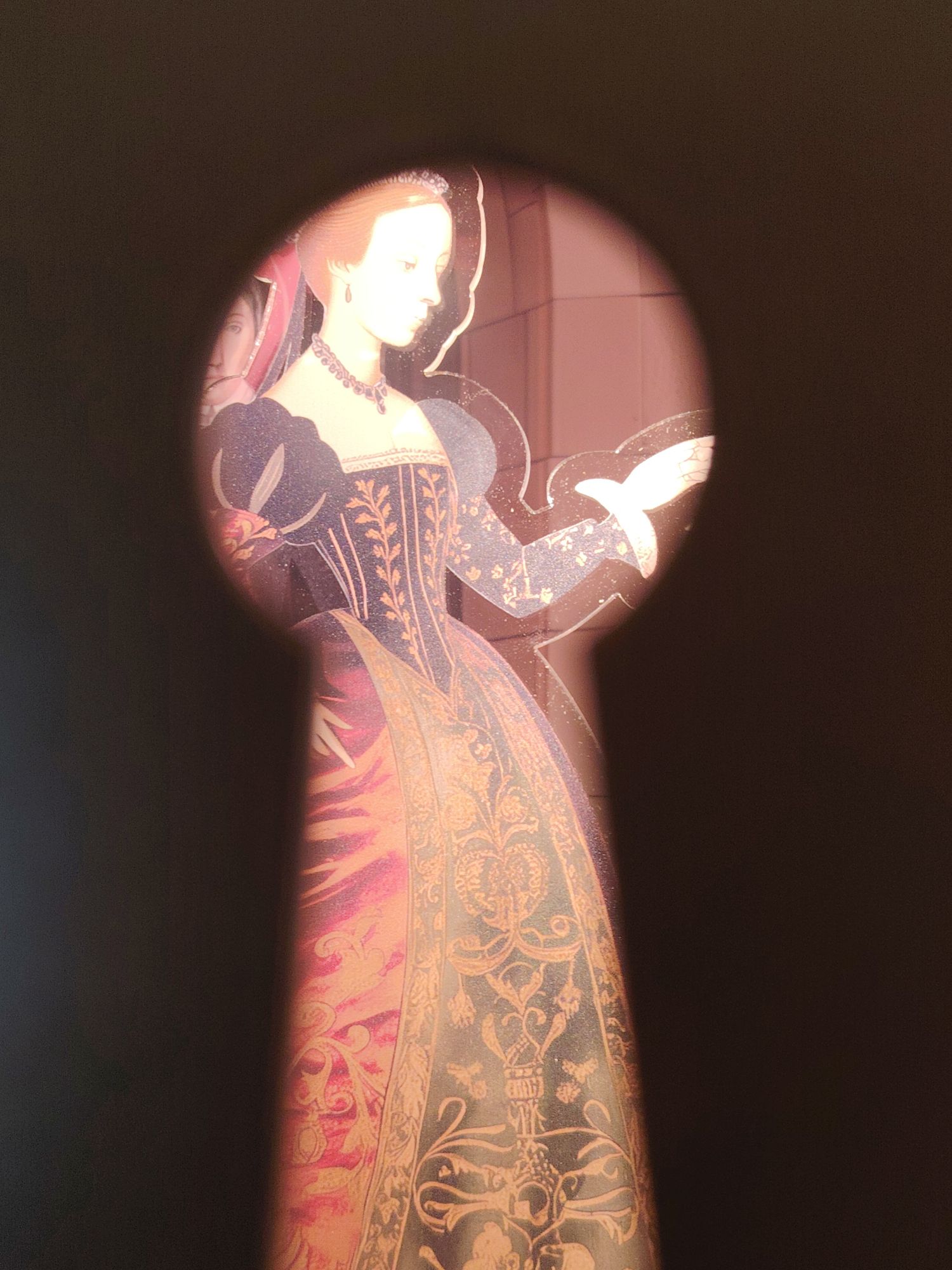 Blick durch ein Schlüsselloch auf eine Frauenfigur in Renaissancekleidung, Installation im Stadtschloss Weimar
