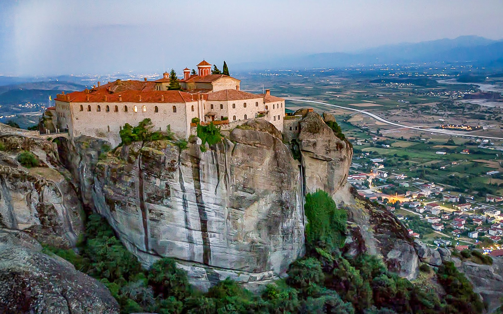 Klooster van de Heilige Drie-eenheid op een klif in Meteora, Griekenland, met uitzicht op de vallei.