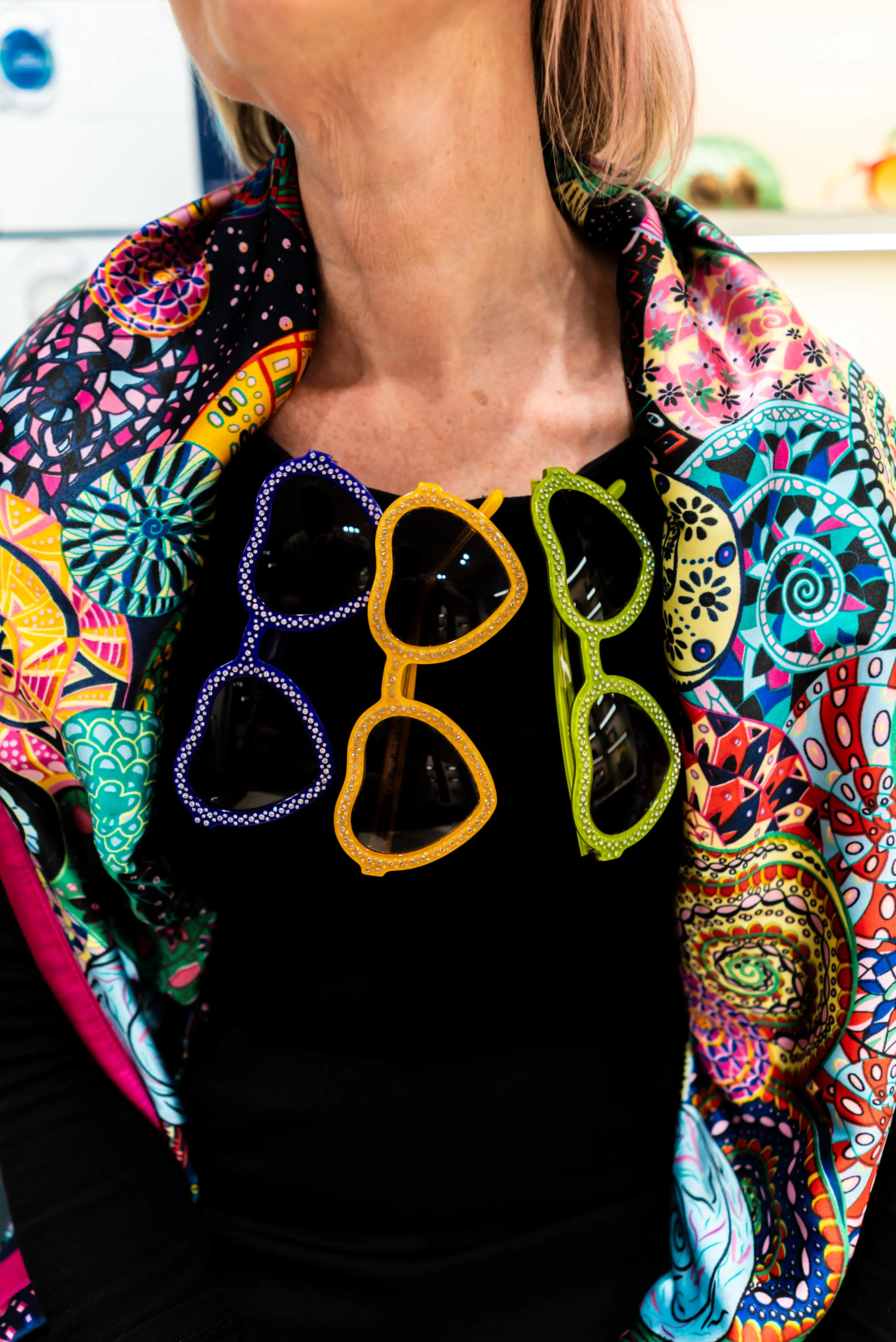 Selezione di occhiali da vista e da sole dal design originale e colorato, fotografati su uno sfondo artistico ricco di motivi e colori. La composizione rappresenta la ricerca di Ottica Dentella ad Ancona nel mondo dell’eyewear indipendente e artigianale, con montature selezionate per design, qualità dei materiali, personalità e carattere, pensate per chi cerca un occhiale diverso dai modelli commerciali di massa. Gli occhiali sono del brand Core Mio